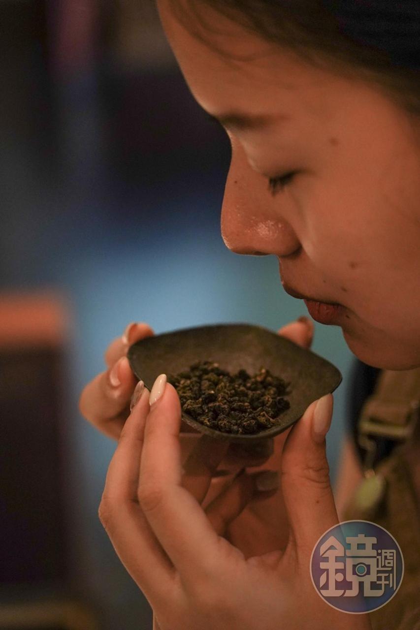 在山澗室喝茶,「聞香」是很重要的步驟。