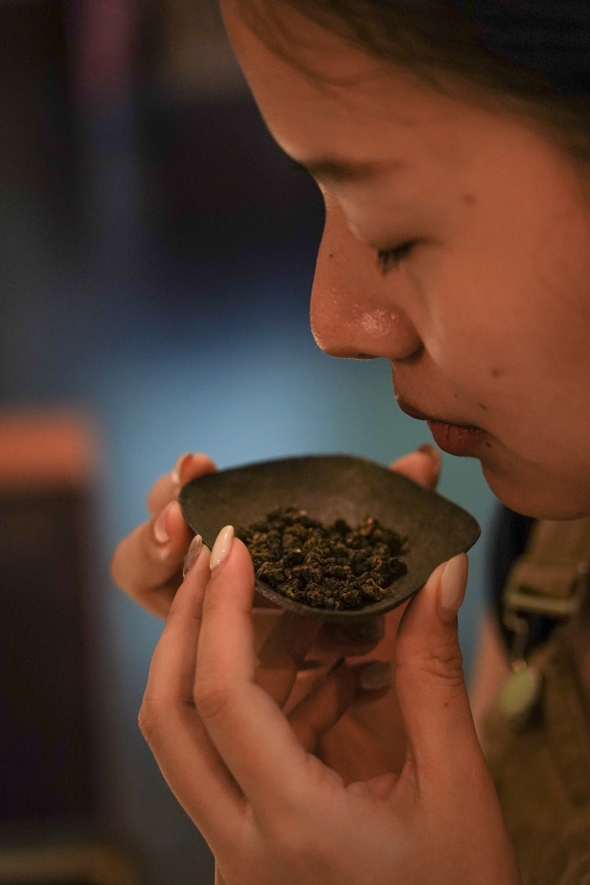 在山澗室喝茶，「聞香」是很重要的步驟。 