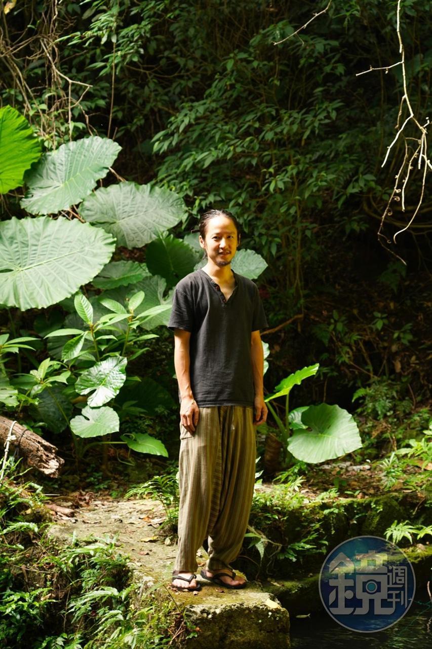 穿著夾腳拖就帶著我們往深山去,體現出張益銓不羈的性格。