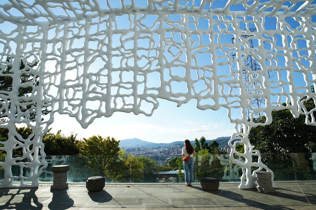 「草山玉溪」獨特的鏤空造型牆，隨著時間推移，一天之內會呈現不同的光影變化。 