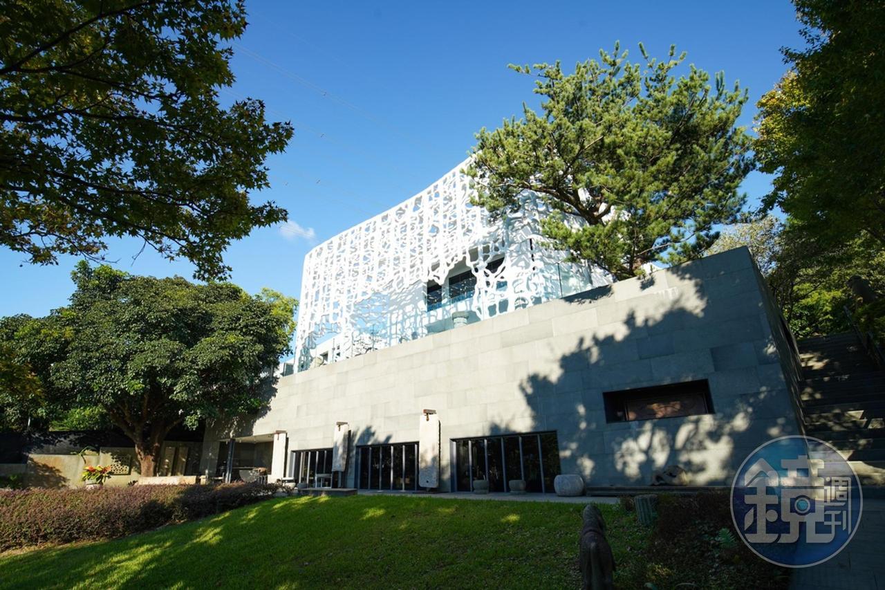疫情期間，館方重新修繕園區，白牆也重新粉刷。