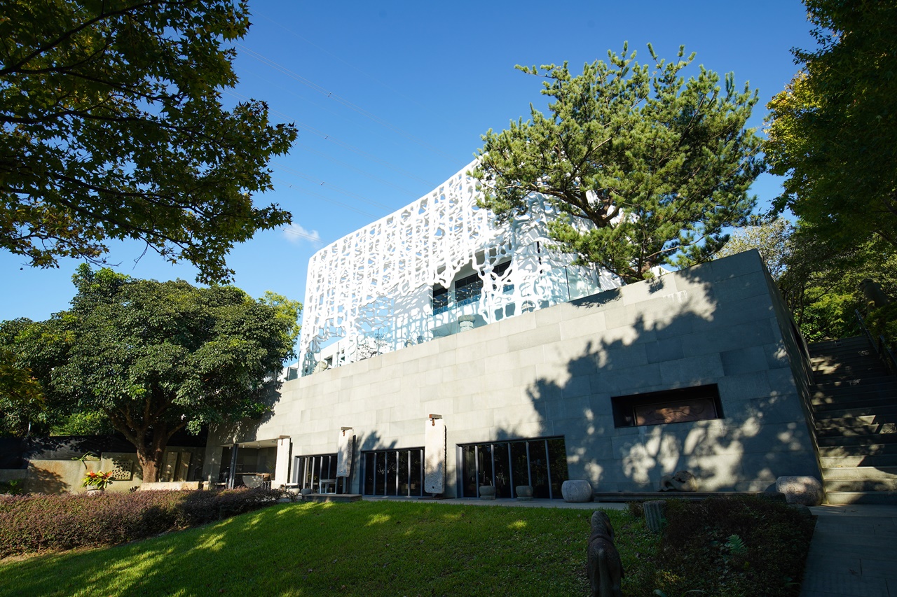 疫情期間，館方重新修繕園區，白牆也重新粉刷。