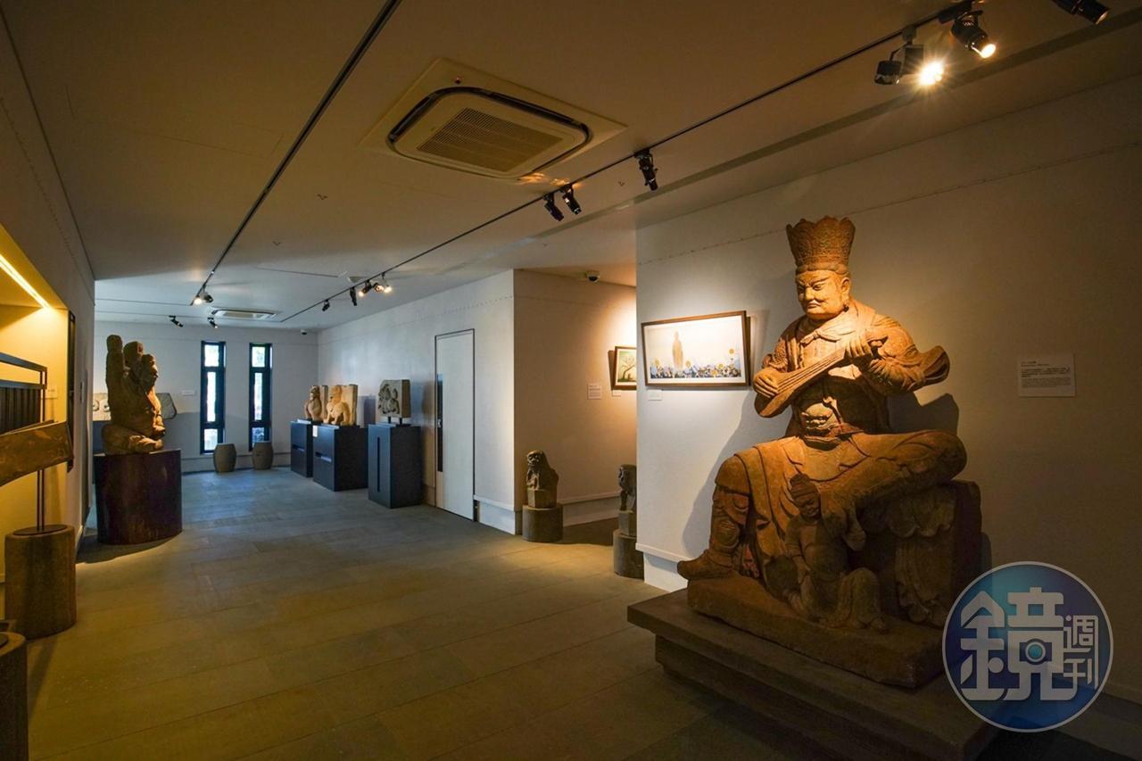 室內主要展示中國風的石雕，全為園主林文雄先生的收藏。