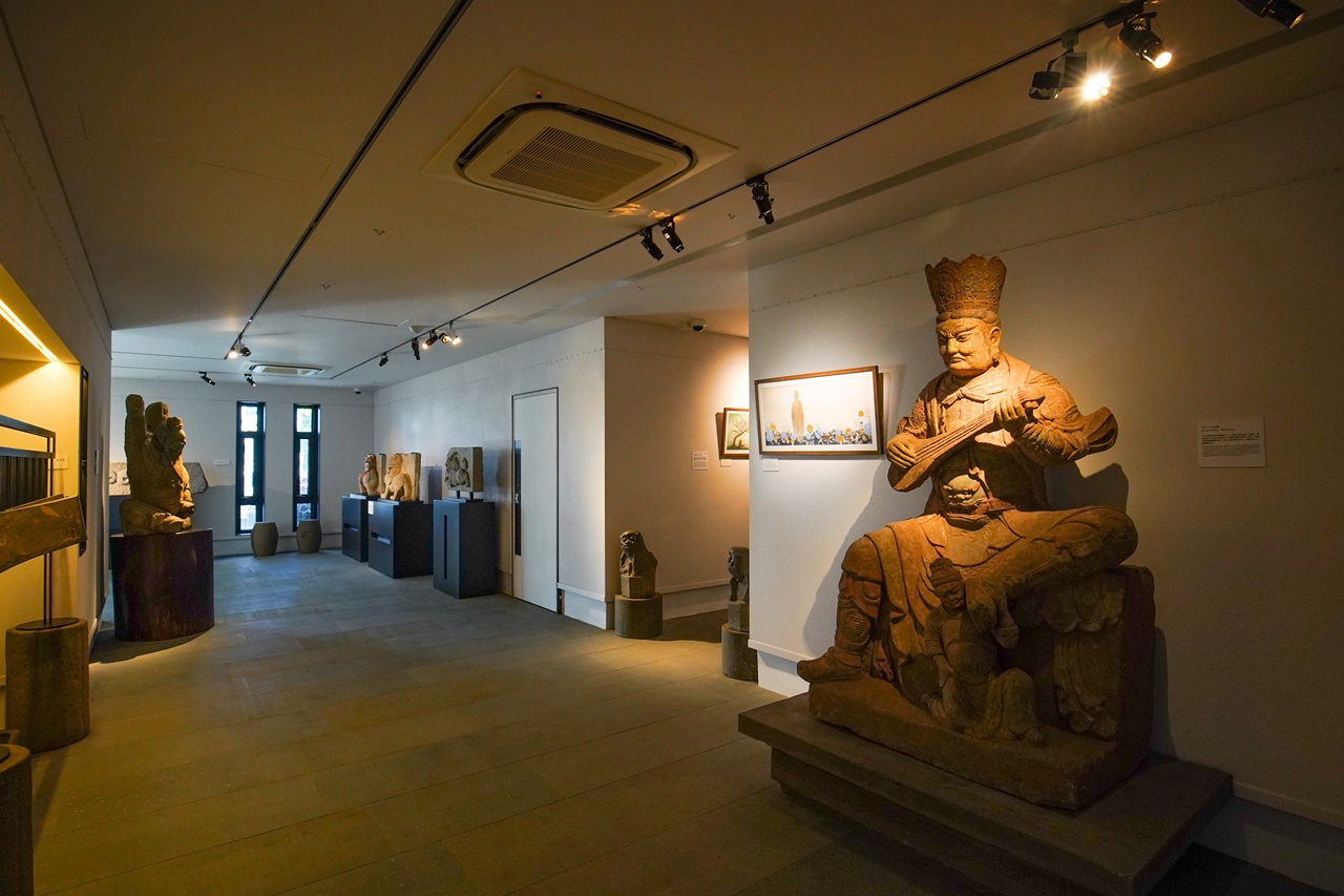 室內主要展示中國風的石雕，全為園主林文雄先生的收藏。