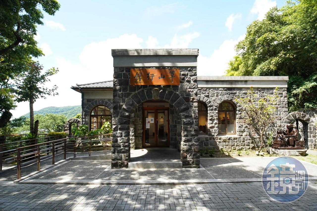 草山行館的建築以陽明山當地石材建造，內裝以檜木為主、杉木為輔。