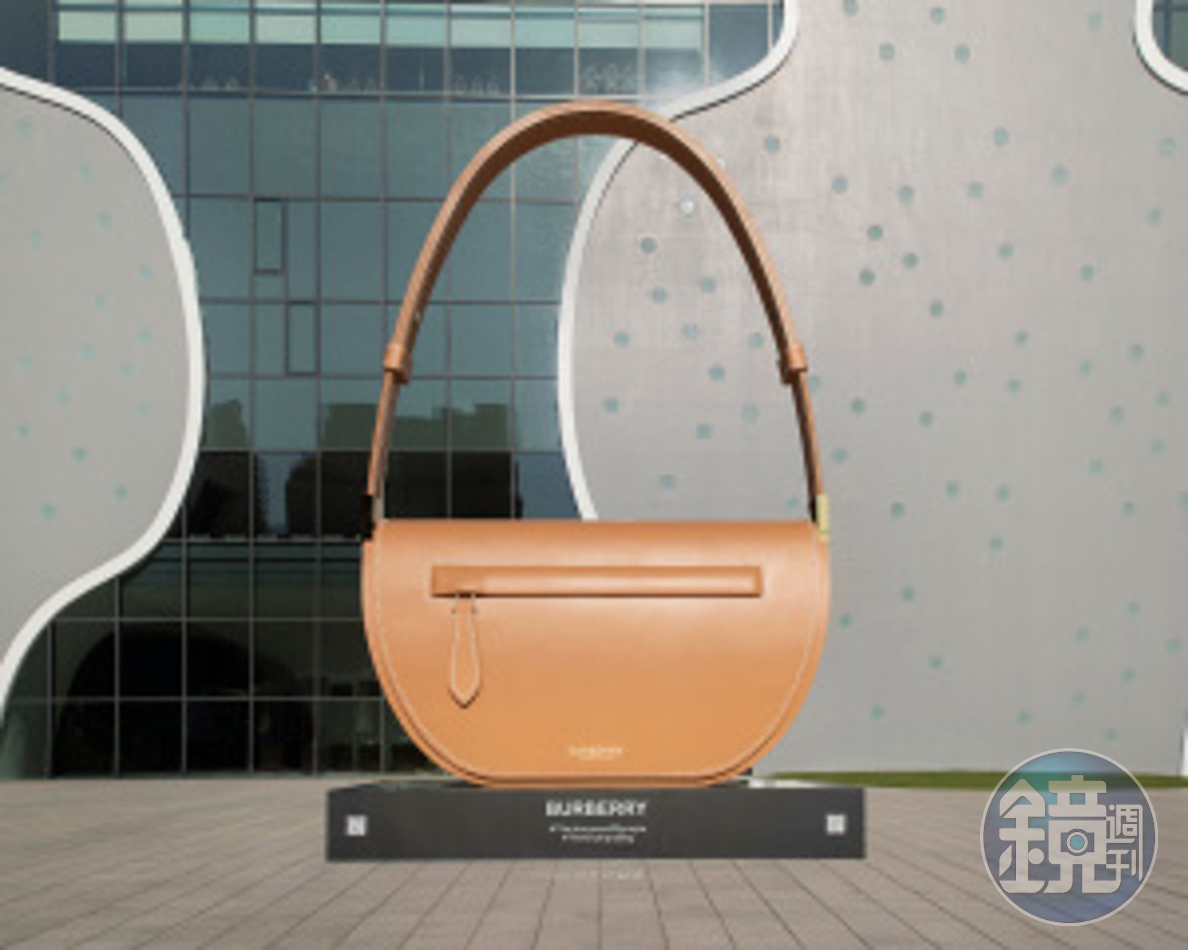BURBERRY於台中歌劇院前，展示了一座高約10公尺寬約6.5公尺的Olympia包雕像。（BURBERRY提供）