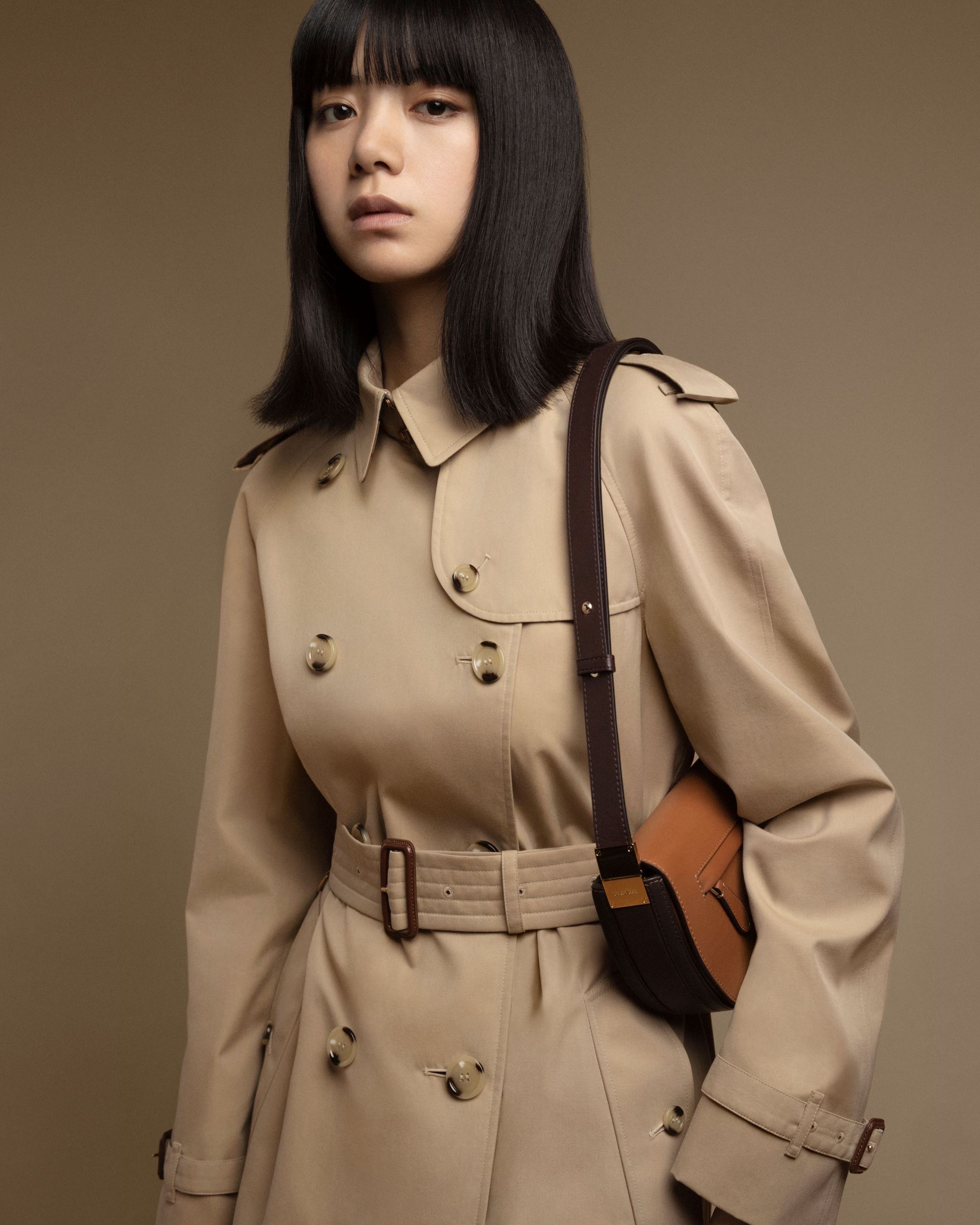 Burberry日前宣佈日本女演員及電影導演池田依來沙擔任最新品牌形象大使，背的就是Olympia包。長版系列風衣 NT$75,000、小型雙色調皮革Olympia包 NT$69,000 