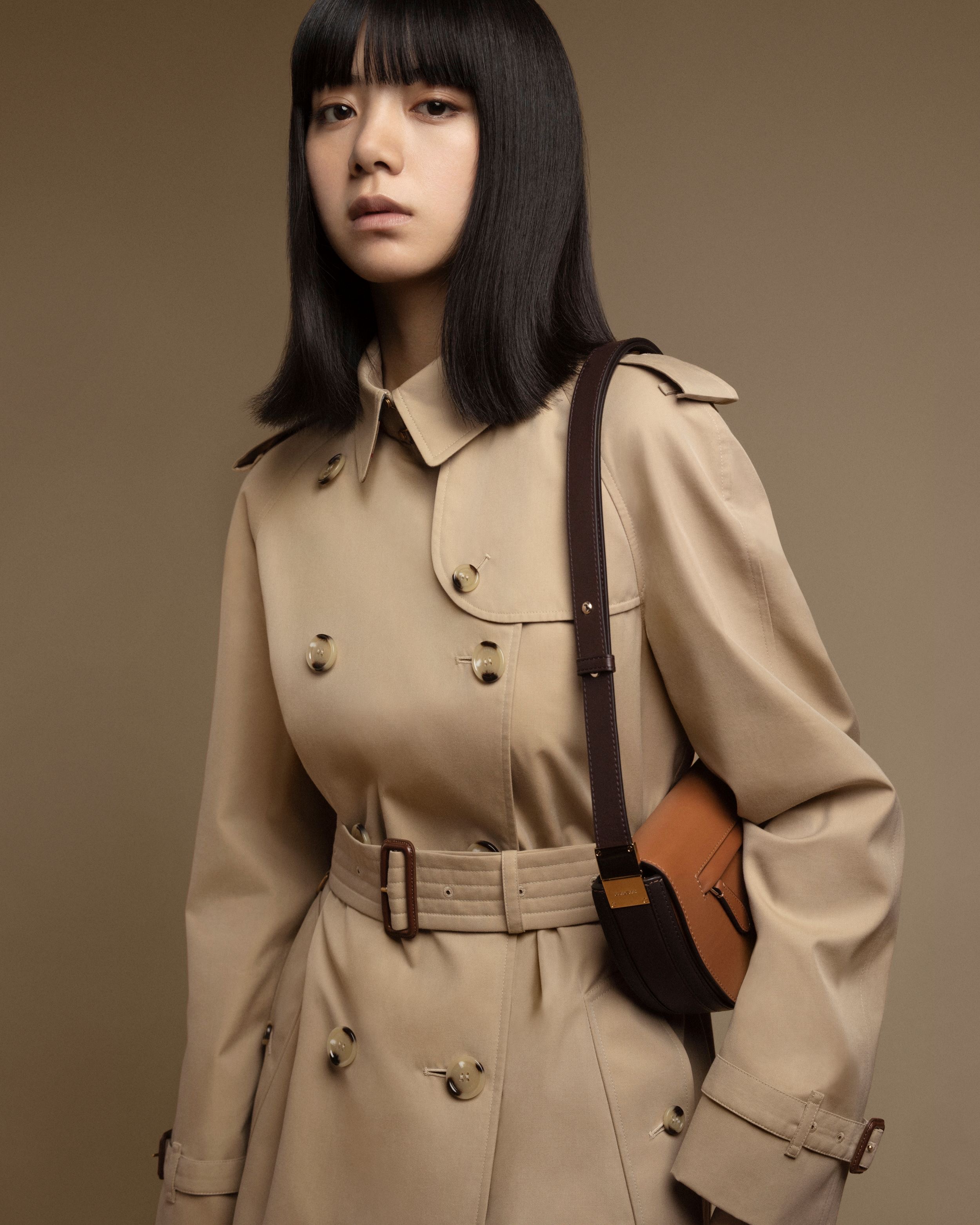 Burberry日前宣佈日本女演員及電影導演池田依來沙擔任最新品牌形象大使，背的就是Olympia包。長版系列風衣 NT$75,000、小型雙色調皮革Olympia包 NT$69,000 