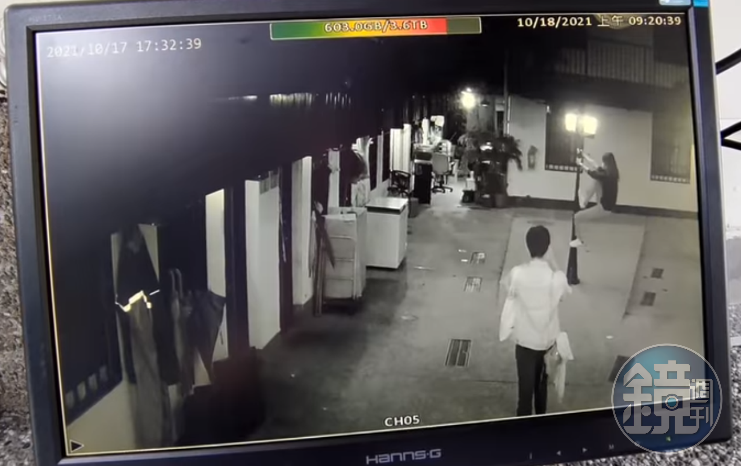 一名女子將路燈當成鋼管攀爬，下秒卻將整支折斷。（翻攝自爆廢公社）