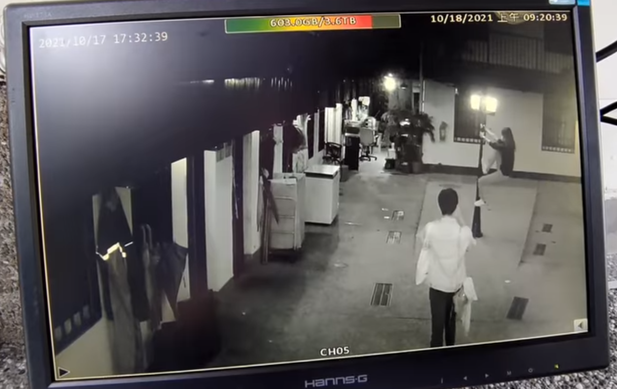 一名女子將路燈當成鋼管攀爬，下秒卻將整支折斷。（翻攝自爆廢公社）