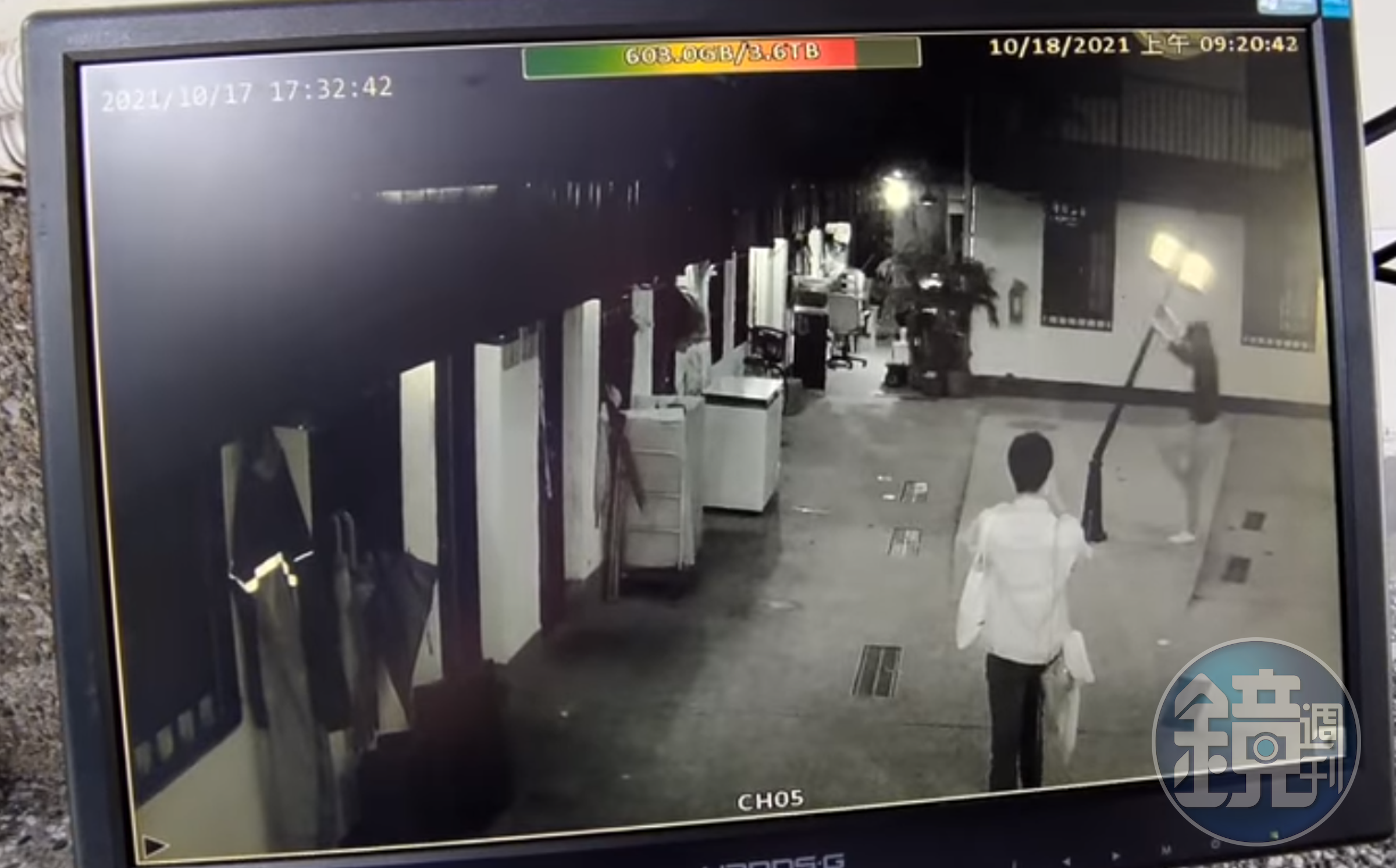 女子將路燈折斷後，一旁的男友趕緊上前協助。（翻攝自爆廢公社）