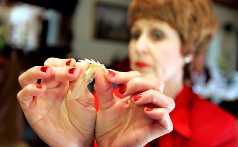 艾勒絲醫師受訪時，展示「Rape aXe」的使用方法。（翻攝Rape aXe official Facebook）