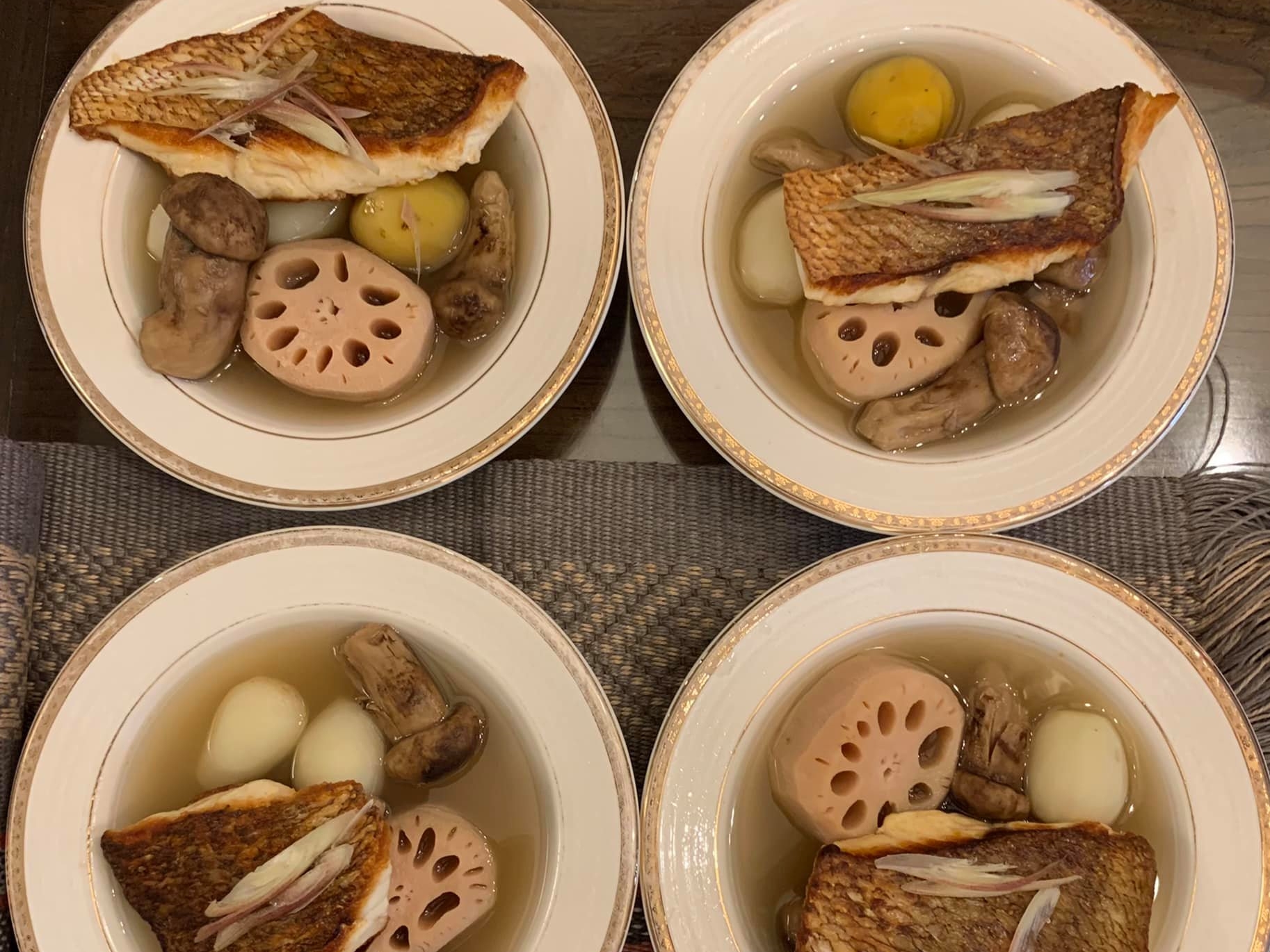 在洪敏昌董事長家中喝到的「松茸蕪菁秋藕煮」，是深具東洋風味的精緻湯品。