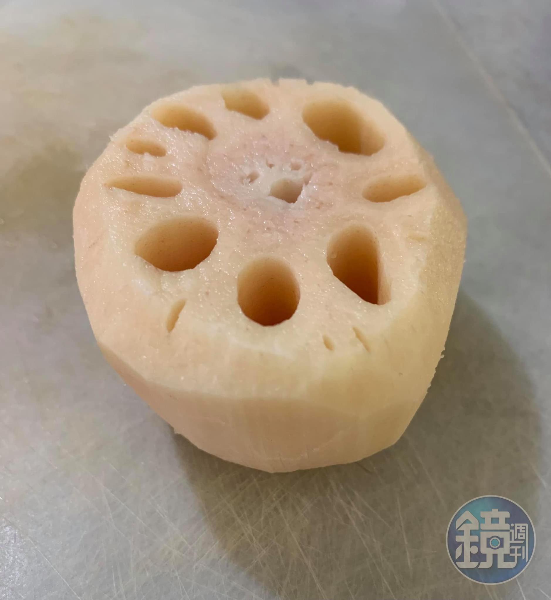 將蓮藕緣邊用刀細心削圓。