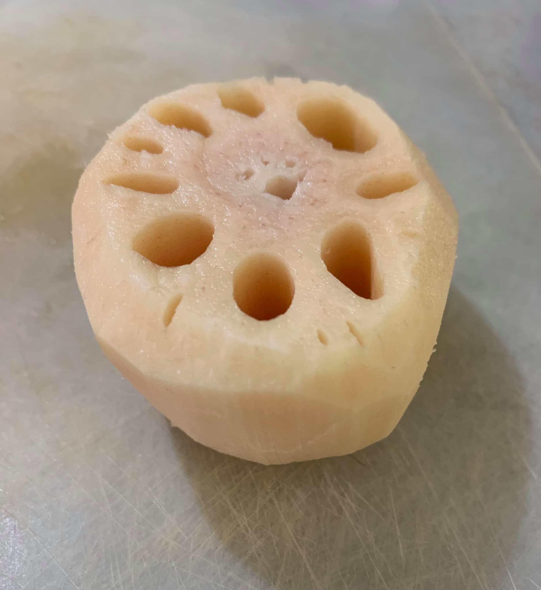 將蓮藕緣邊用刀細心削圓。