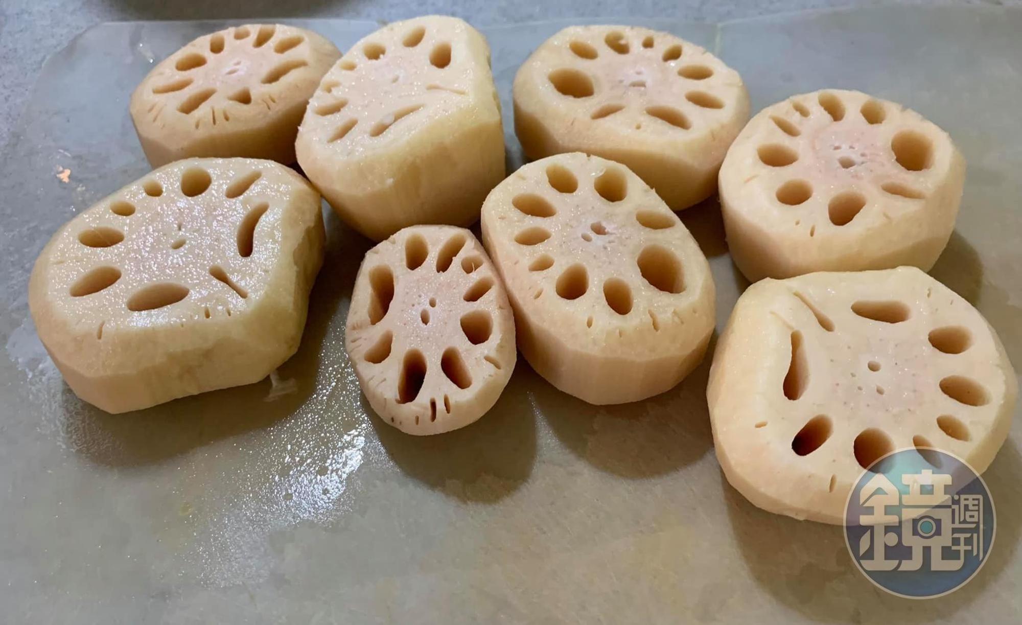 蓮藕全數削圓備用。