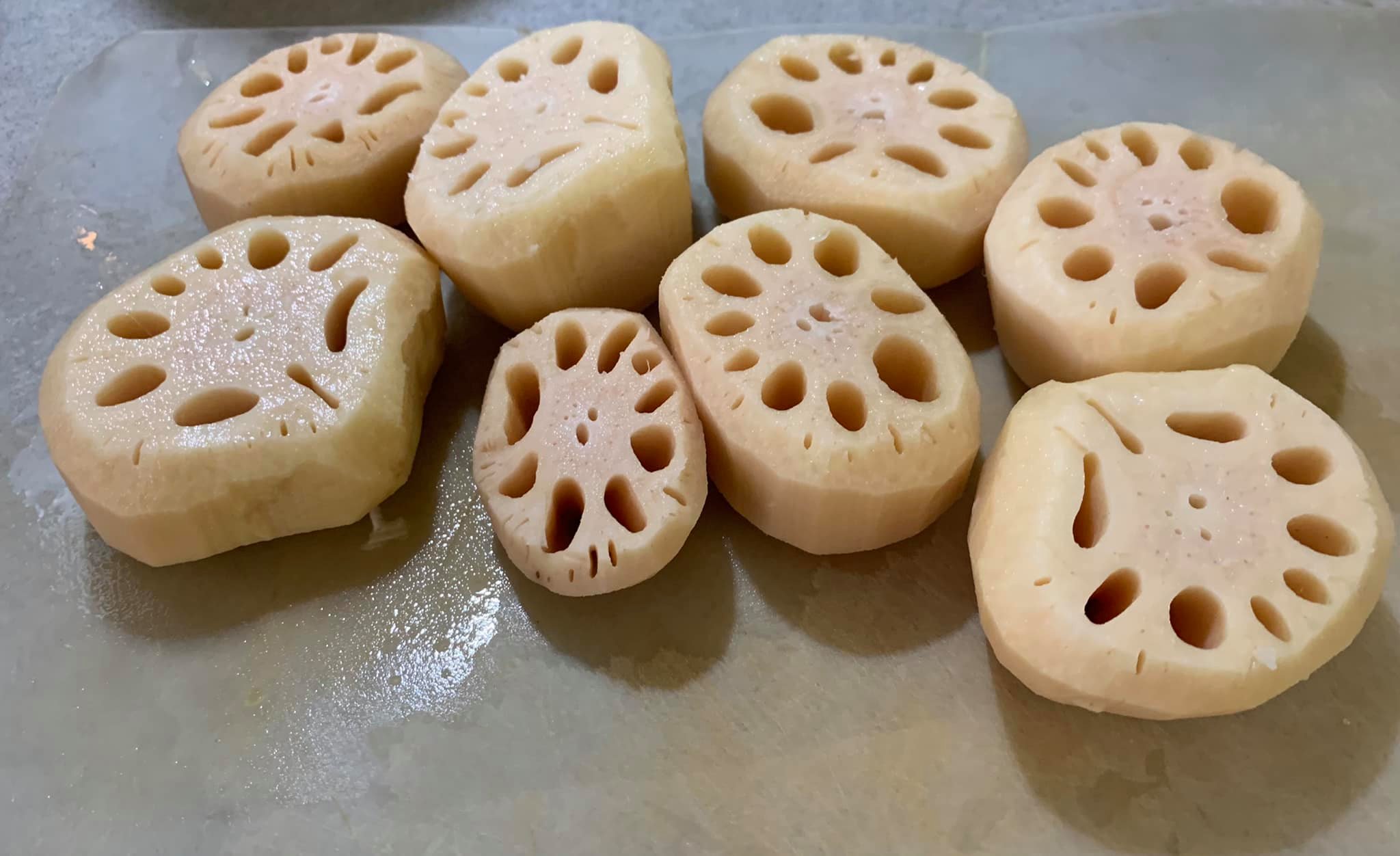蓮藕全數削圓備用。