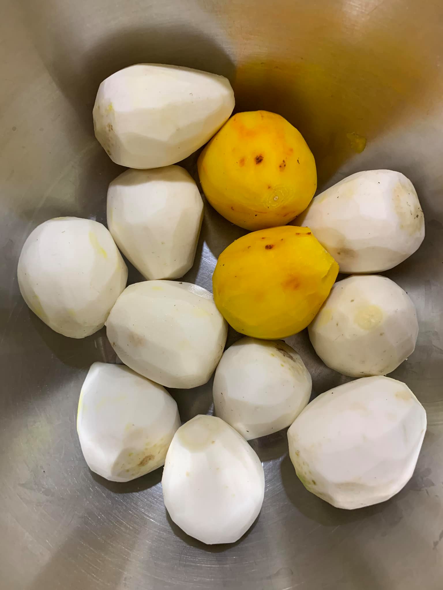 蕪菁去皮後也削圓。
