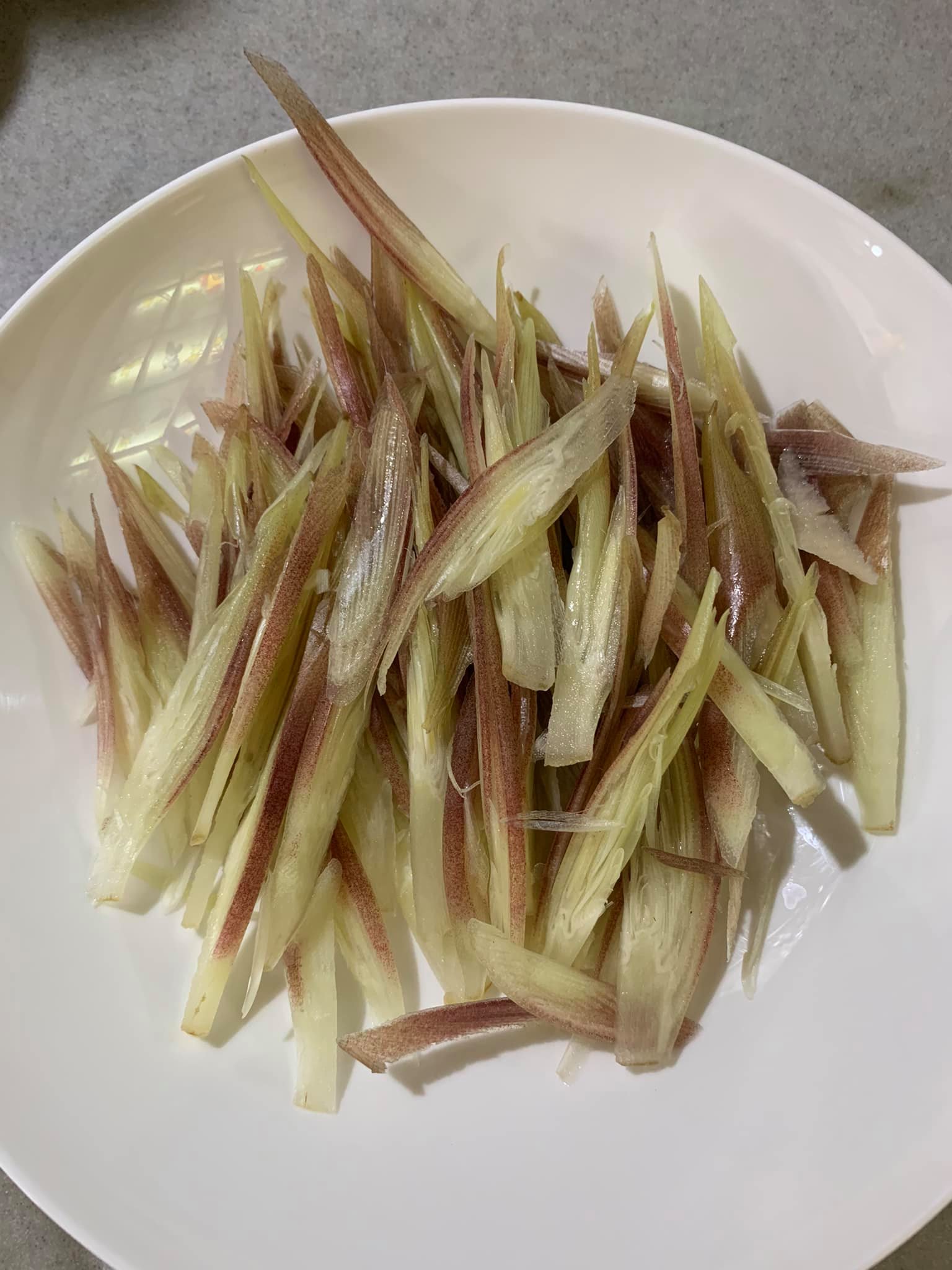茗荷切絲。