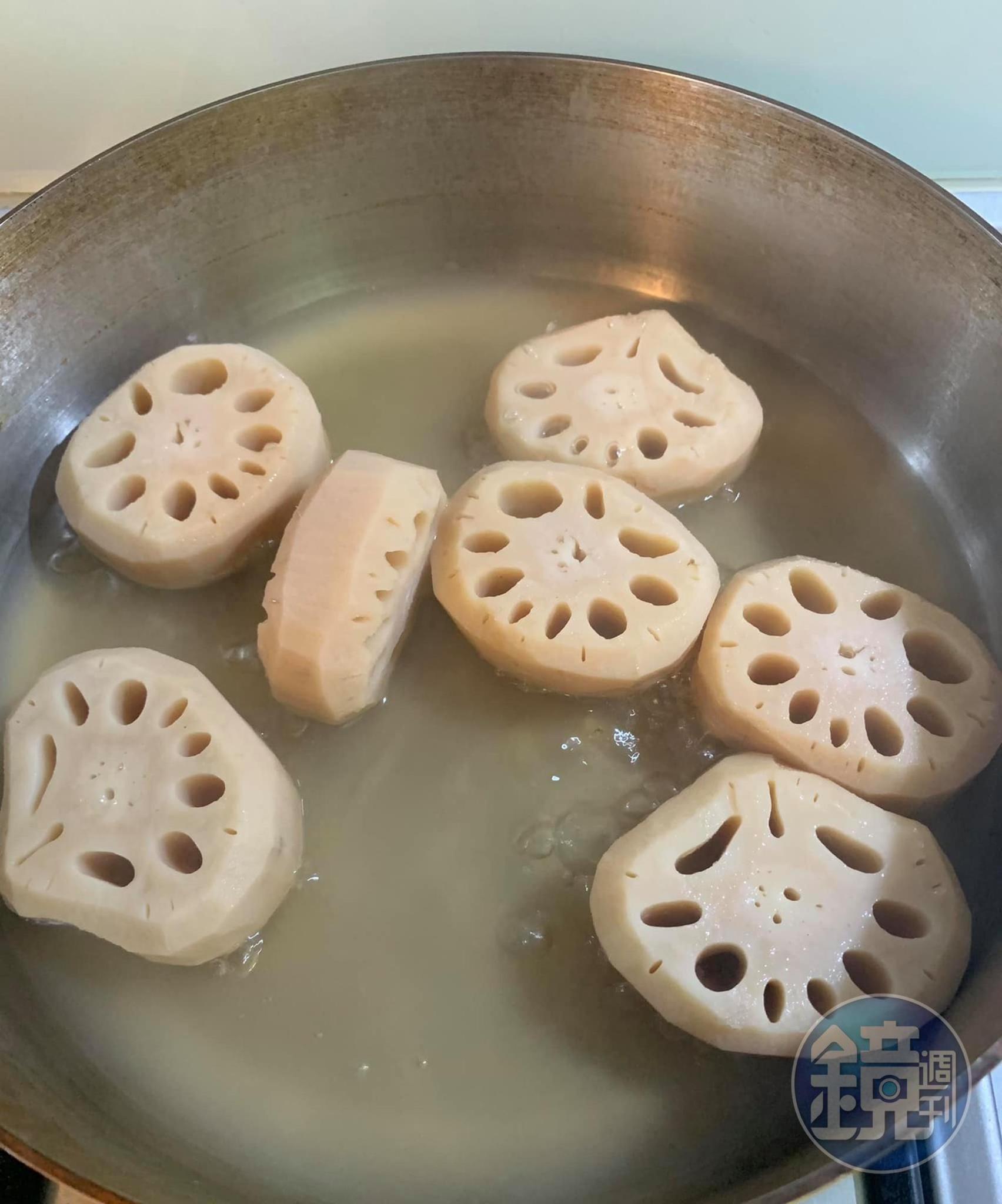 蓮藕煮30分鐘才軟，但仍保留了一些脆口感。
