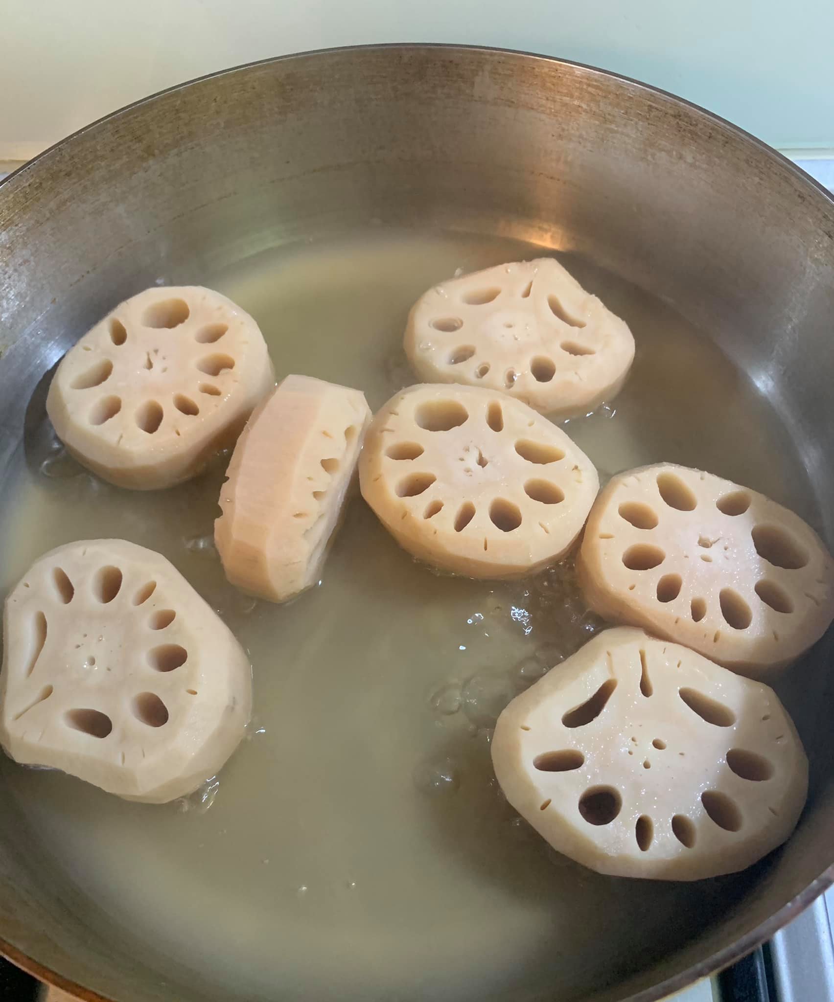 蓮藕煮30分鐘才軟，但仍保留了一些脆口感。