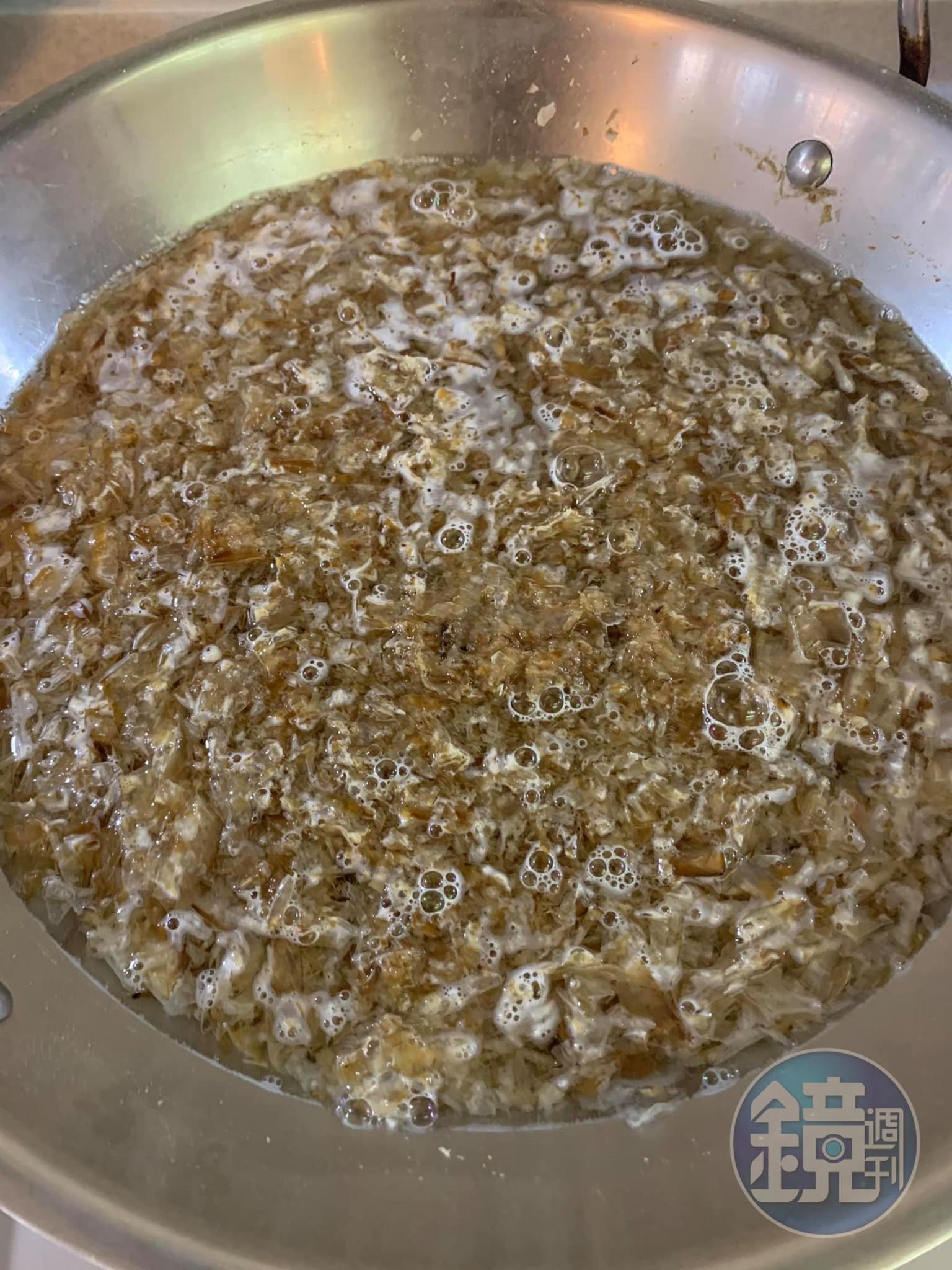 湯滾即撈起柴魚片。