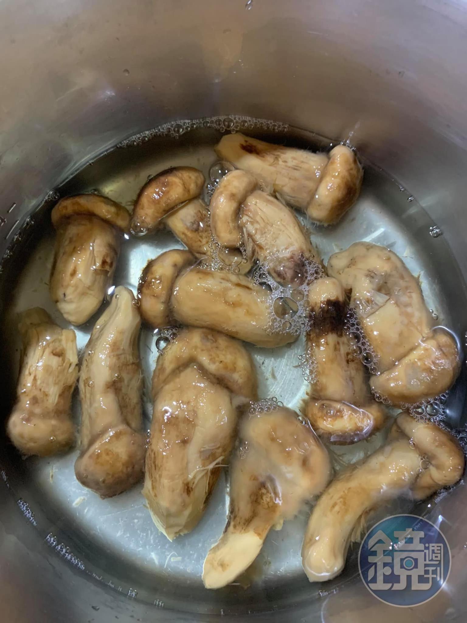 松茸洗淨備用。