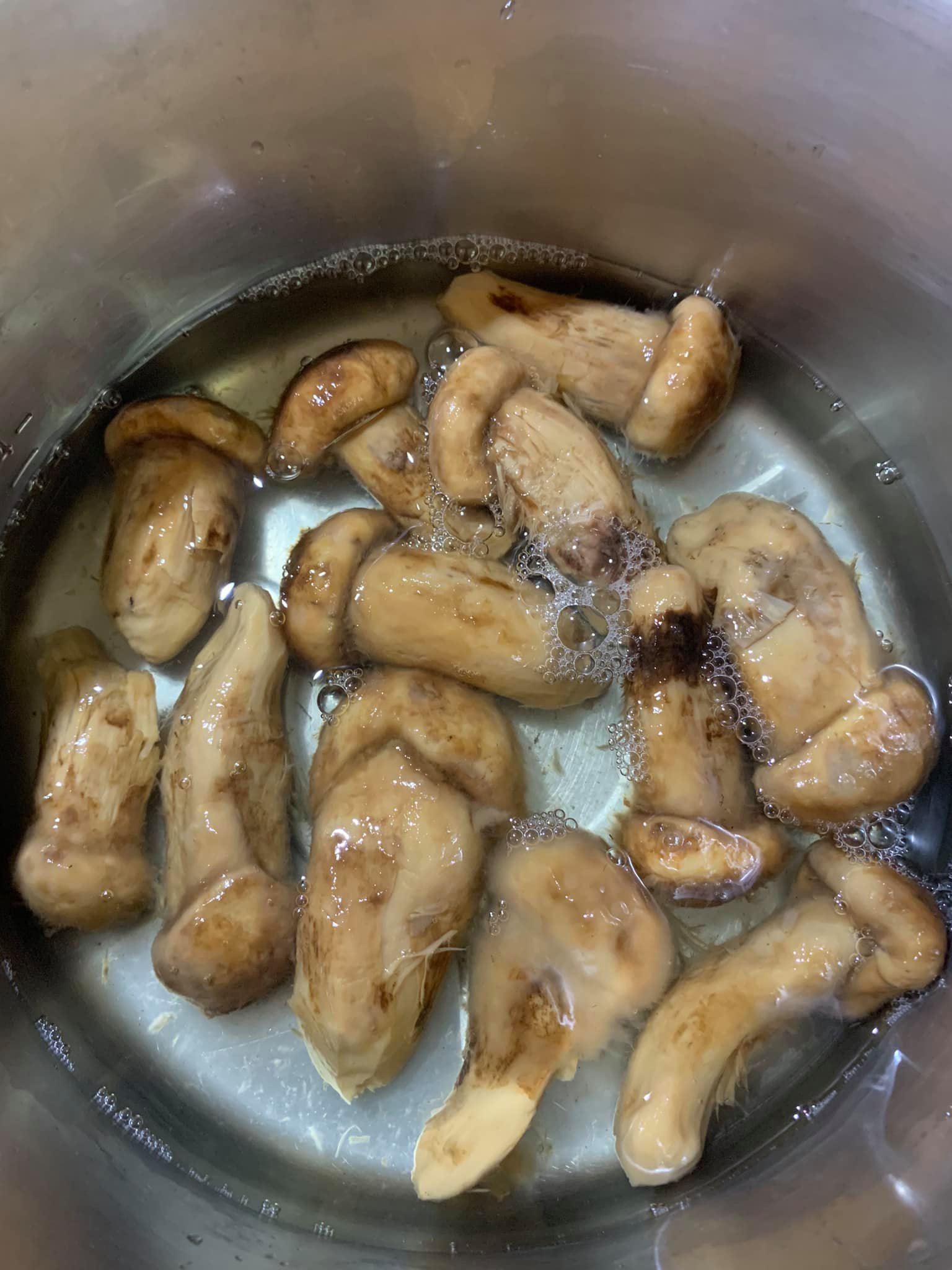 松茸洗淨備用。