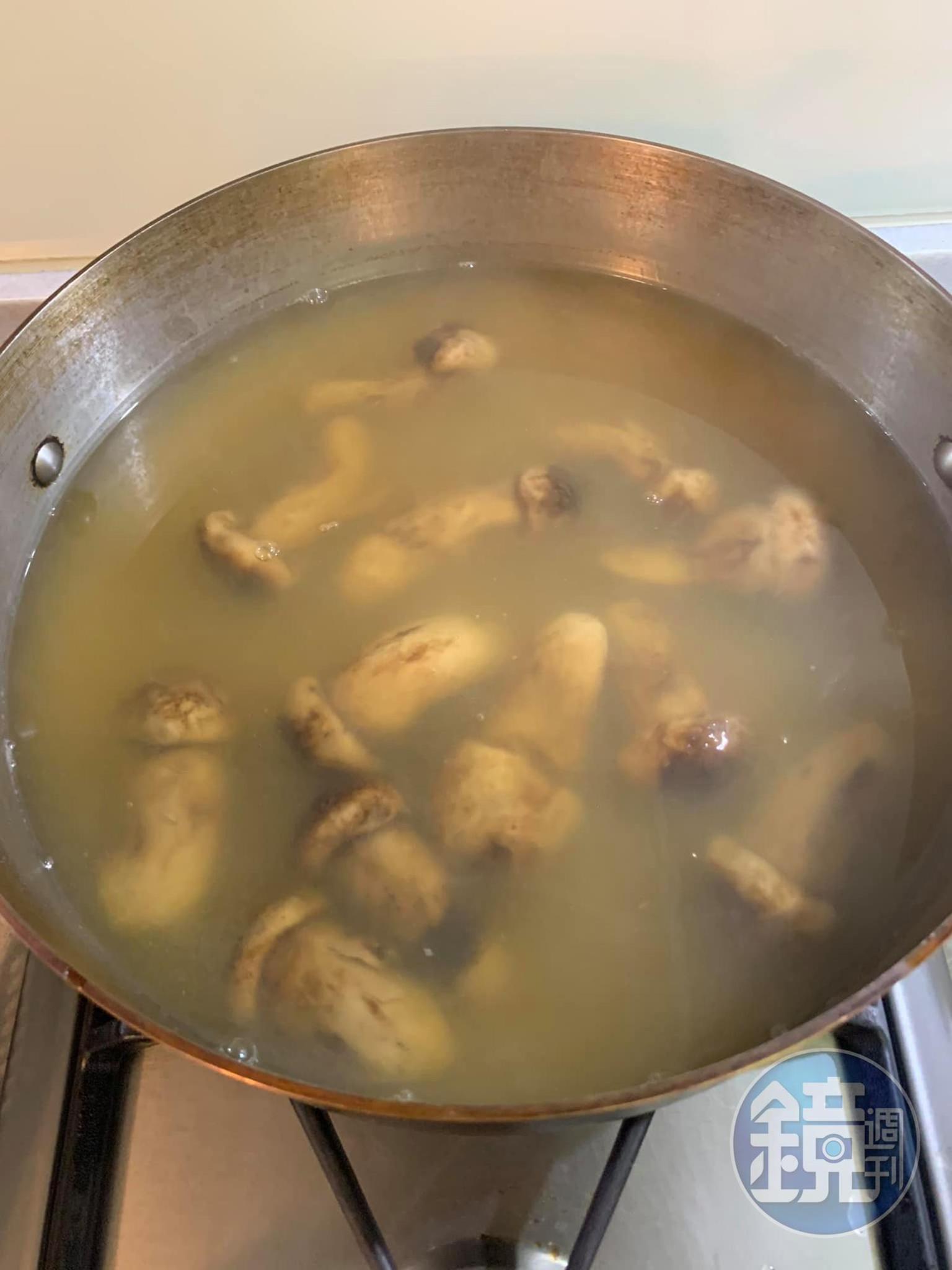 松茸入柴魚高湯煮一下。