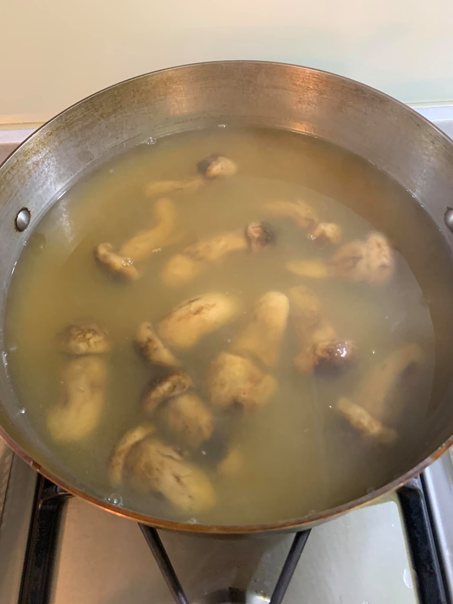 松茸入柴魚高湯煮一下。