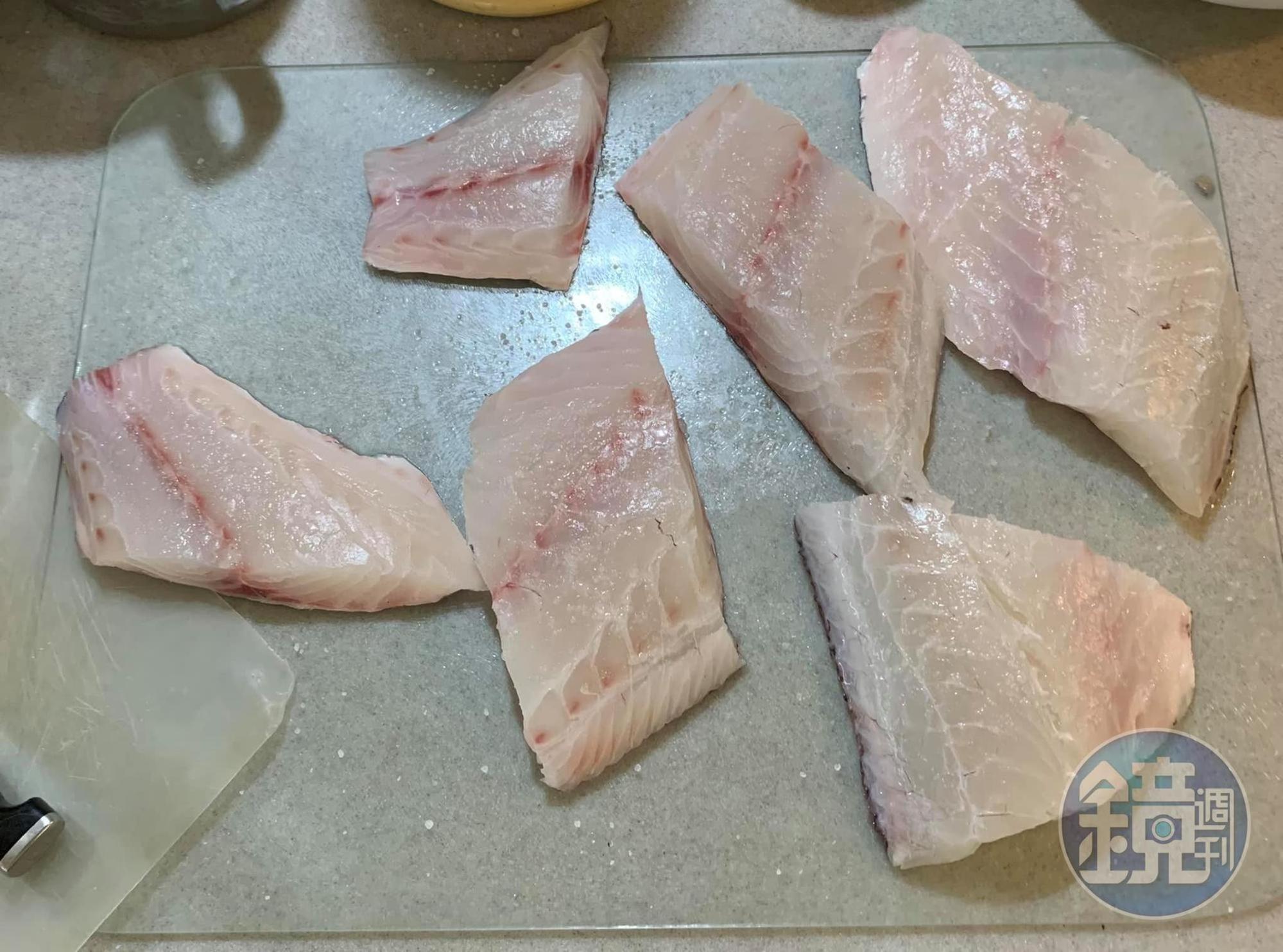 在魚肉上撒鹽入味。