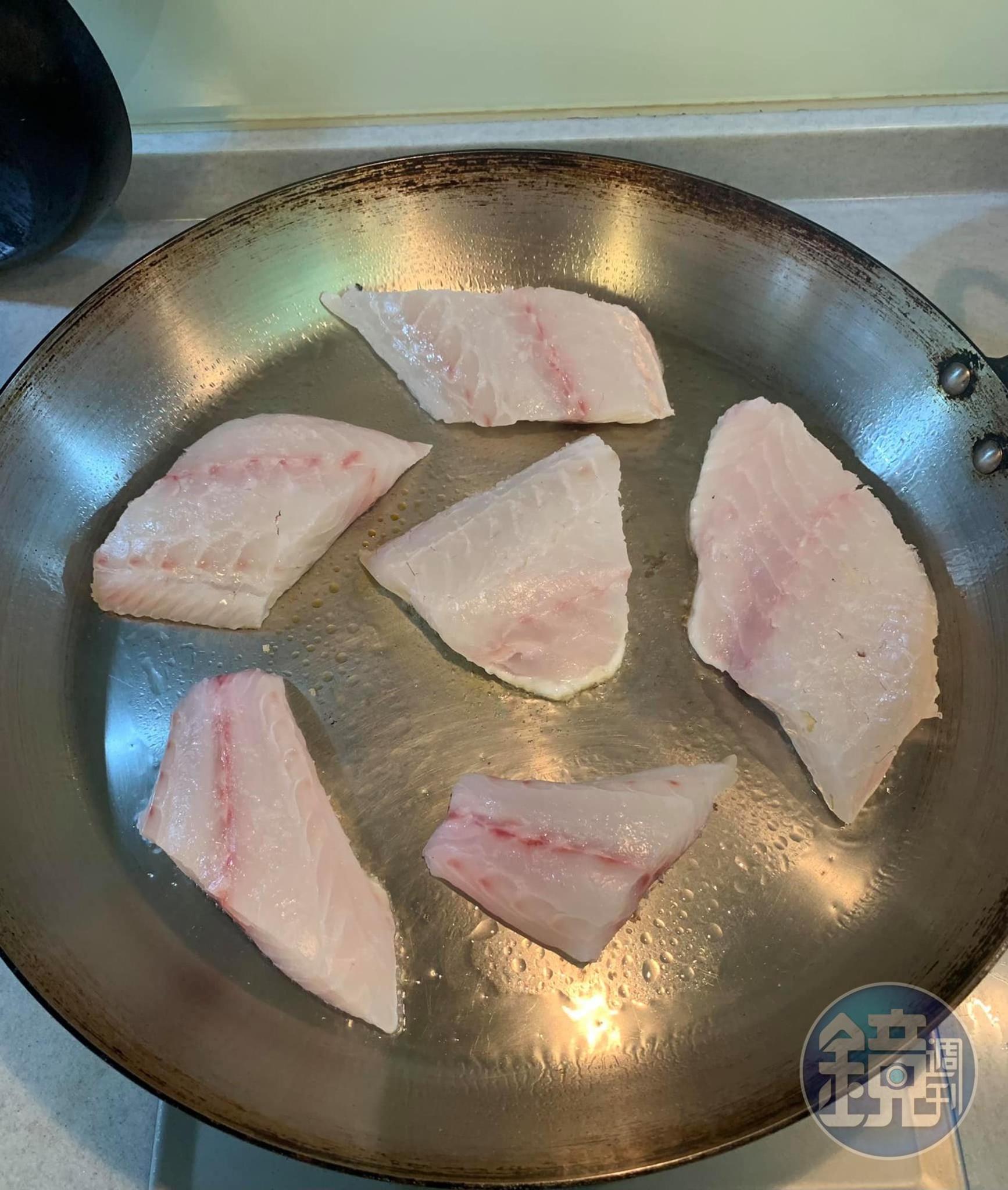 魚肉連皮的那面向下煎。