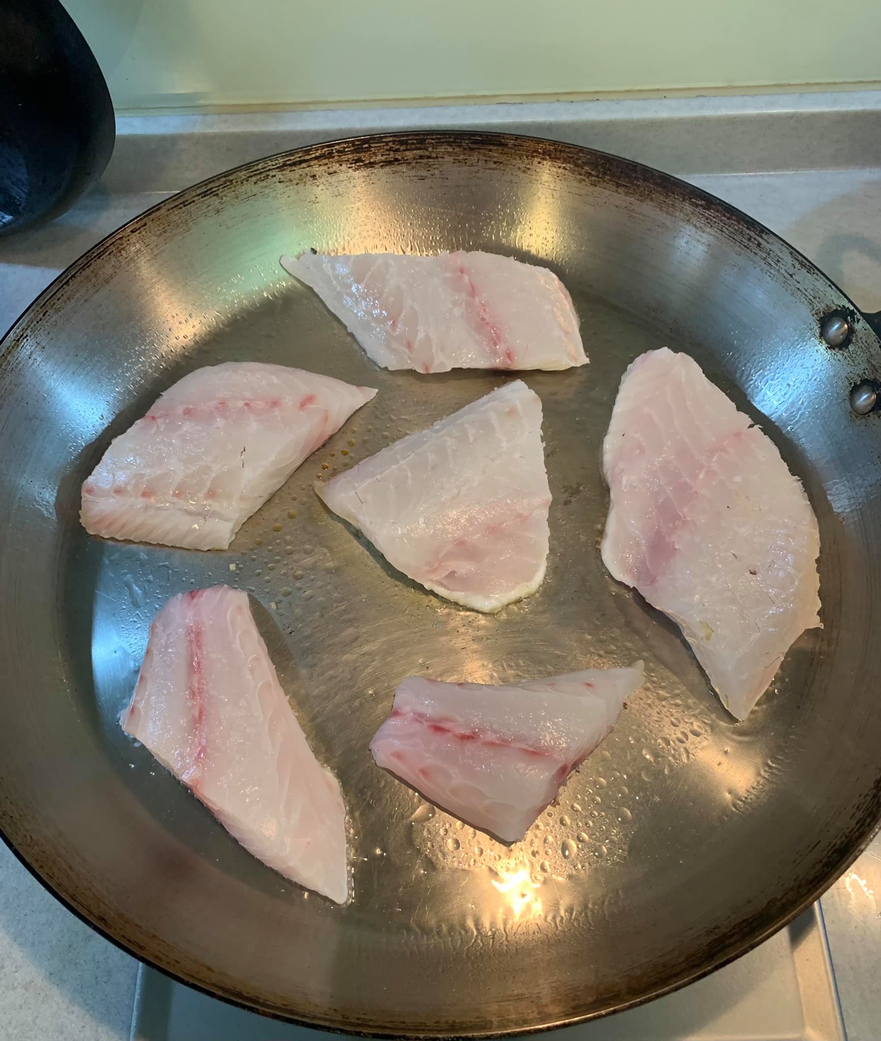 魚肉連皮的那面向下煎。