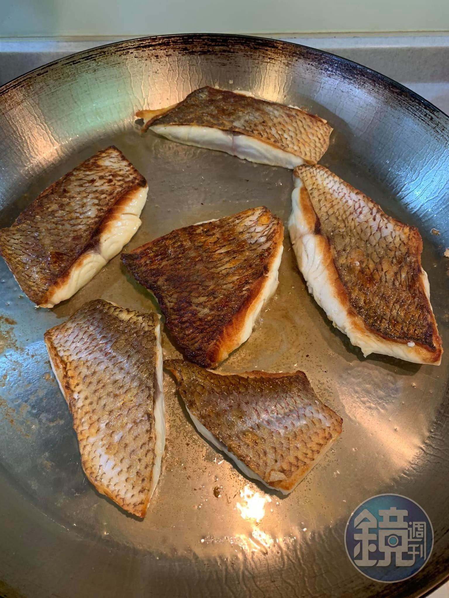 真鯛翻面再煎。