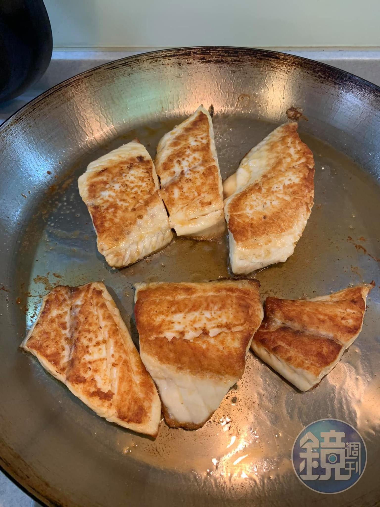煎熟後再翻面煎香。