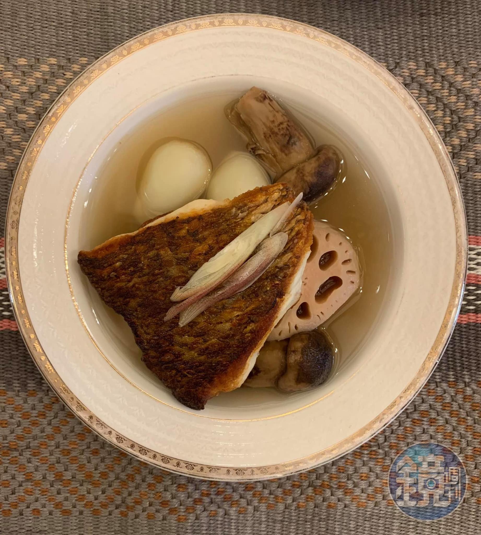 秋意入魂的「松茸蕪菁秋藕煮」。其實，喝這一碗頂一餐，很飽。