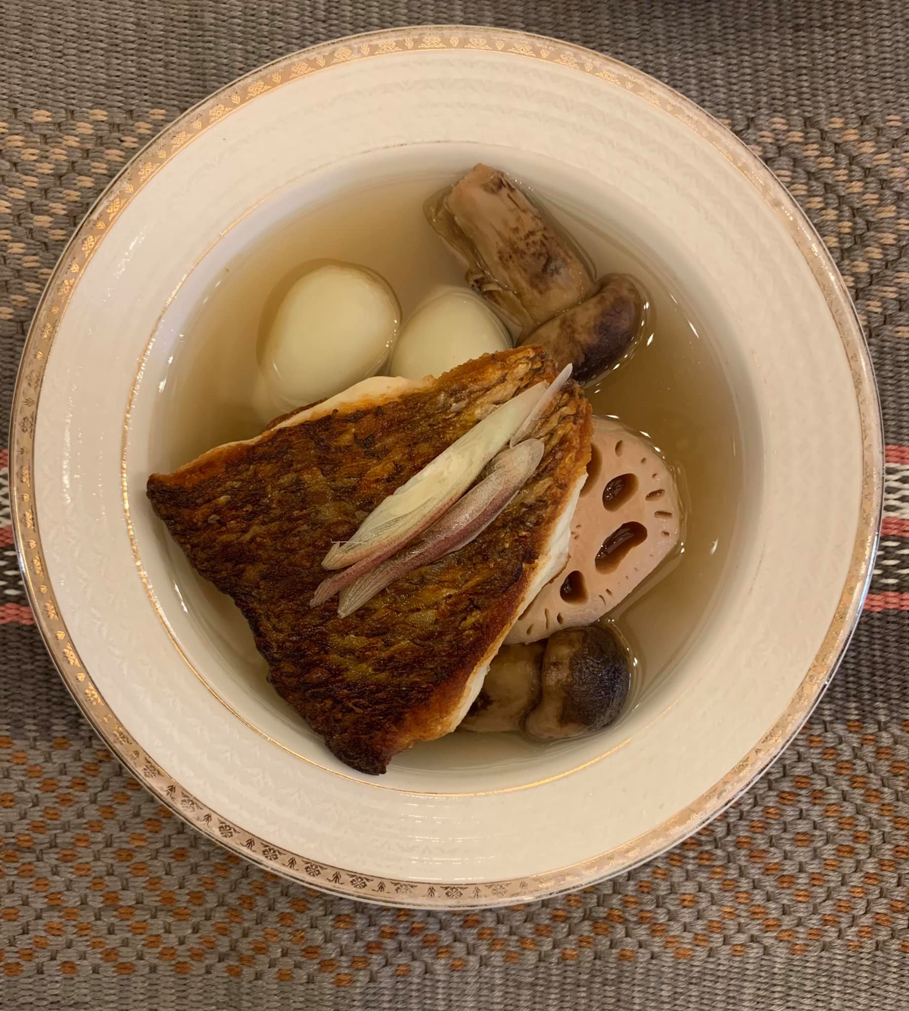 秋意入魂的「松茸蕪菁秋藕煮」。其實，喝這一碗頂一餐，很飽。