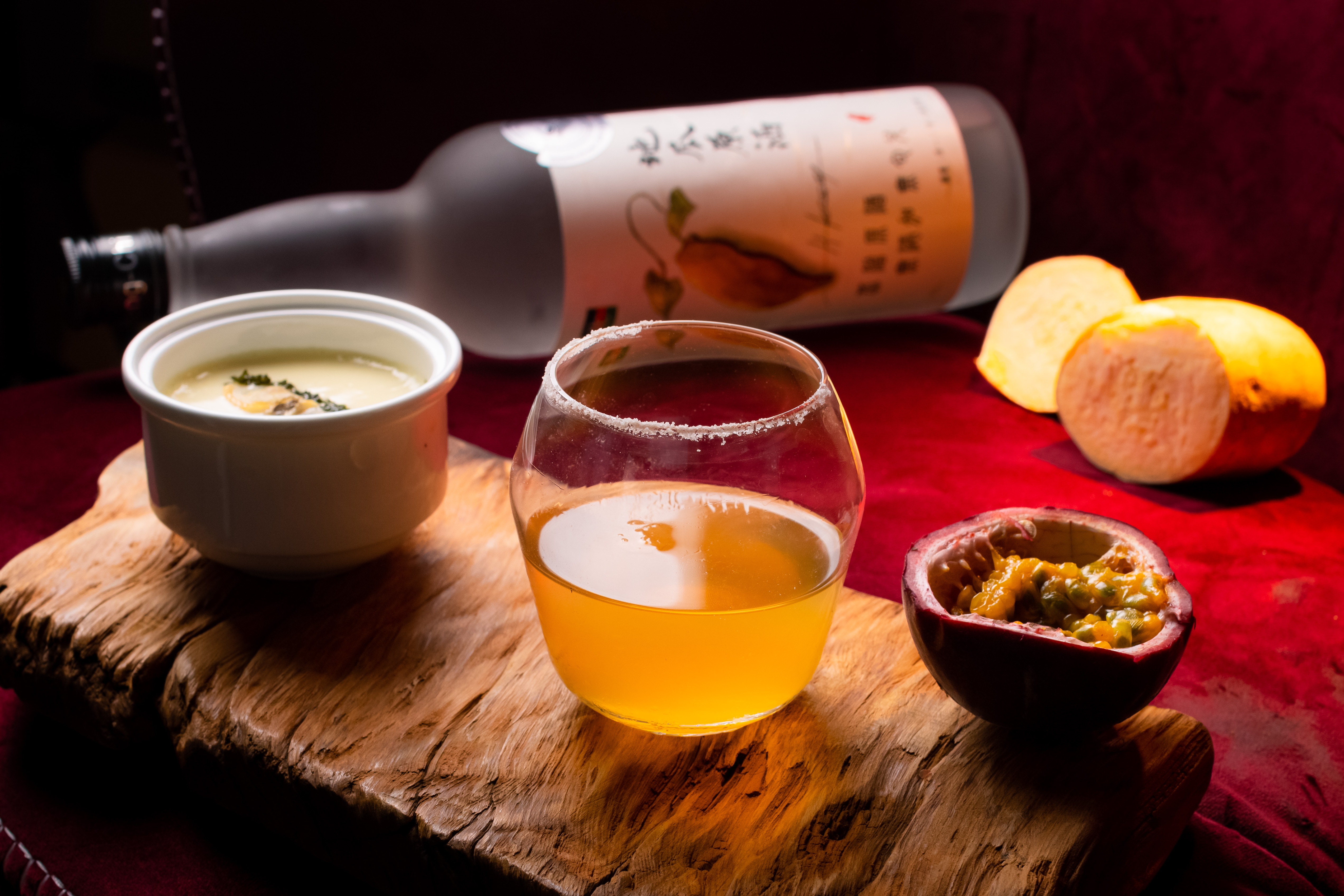 「地瓜原酒 40度」（960元／瓶）帶有烤地瓜般蜜甜，調酒融入百香果、水梨氣味，以及杯口的白松露鹽，與鮮味爆發的燉蛋相得益彰。