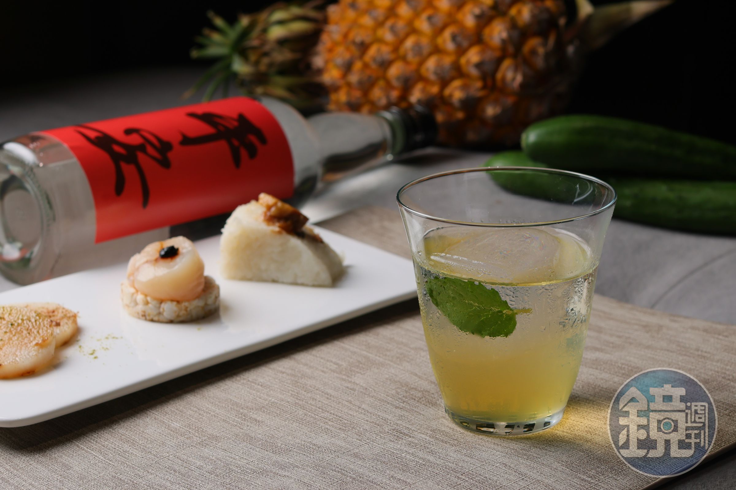 地瓜燒酎「平安」（678元／瓶）香氣華麗，加上鳳梨與小黃瓜調酒，基調襯著烘焙高山烏龍，即便搭配炙燒干貝、山藥、紅燒肉飯糰，厚度也不遜色。
