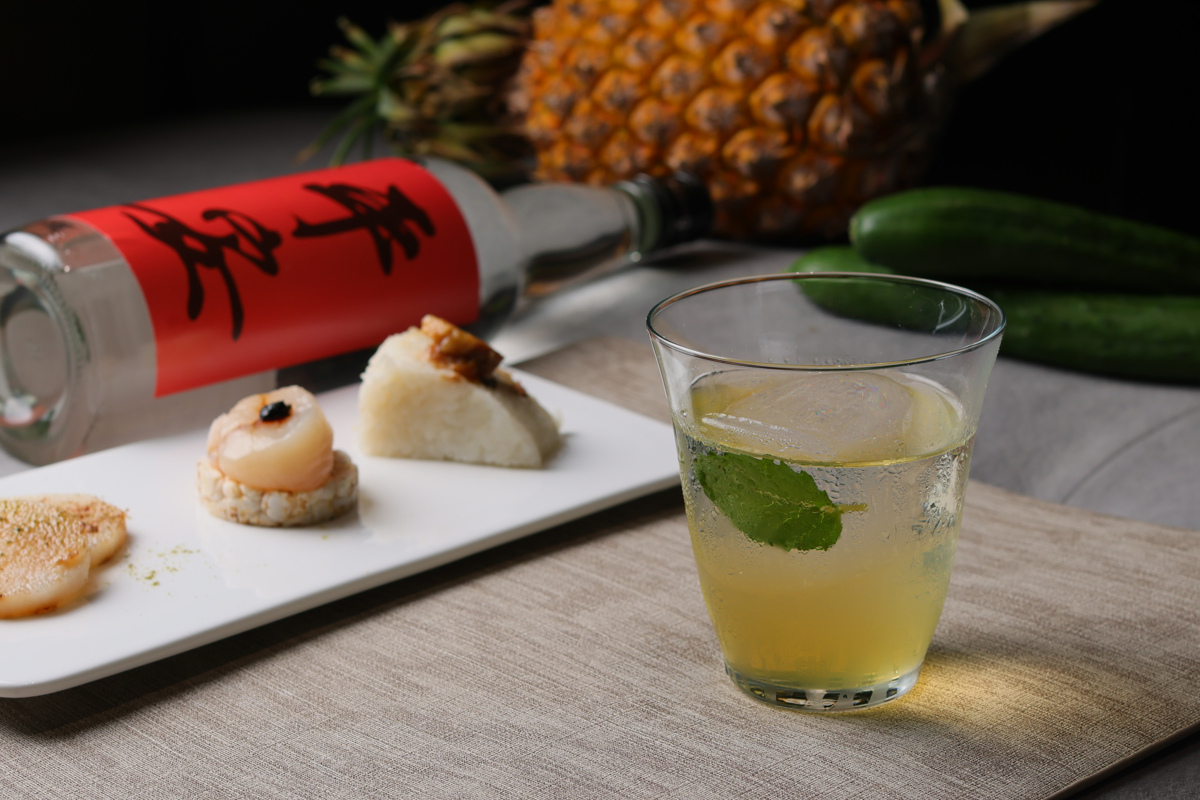 地瓜燒酎「平安」（678元／瓶）香氣華麗，加上鳳梨與小黃瓜調酒，基調襯著烘焙高山烏龍，即便搭配炙燒干貝、山藥、紅燒肉飯糰，厚度也不遜色。
