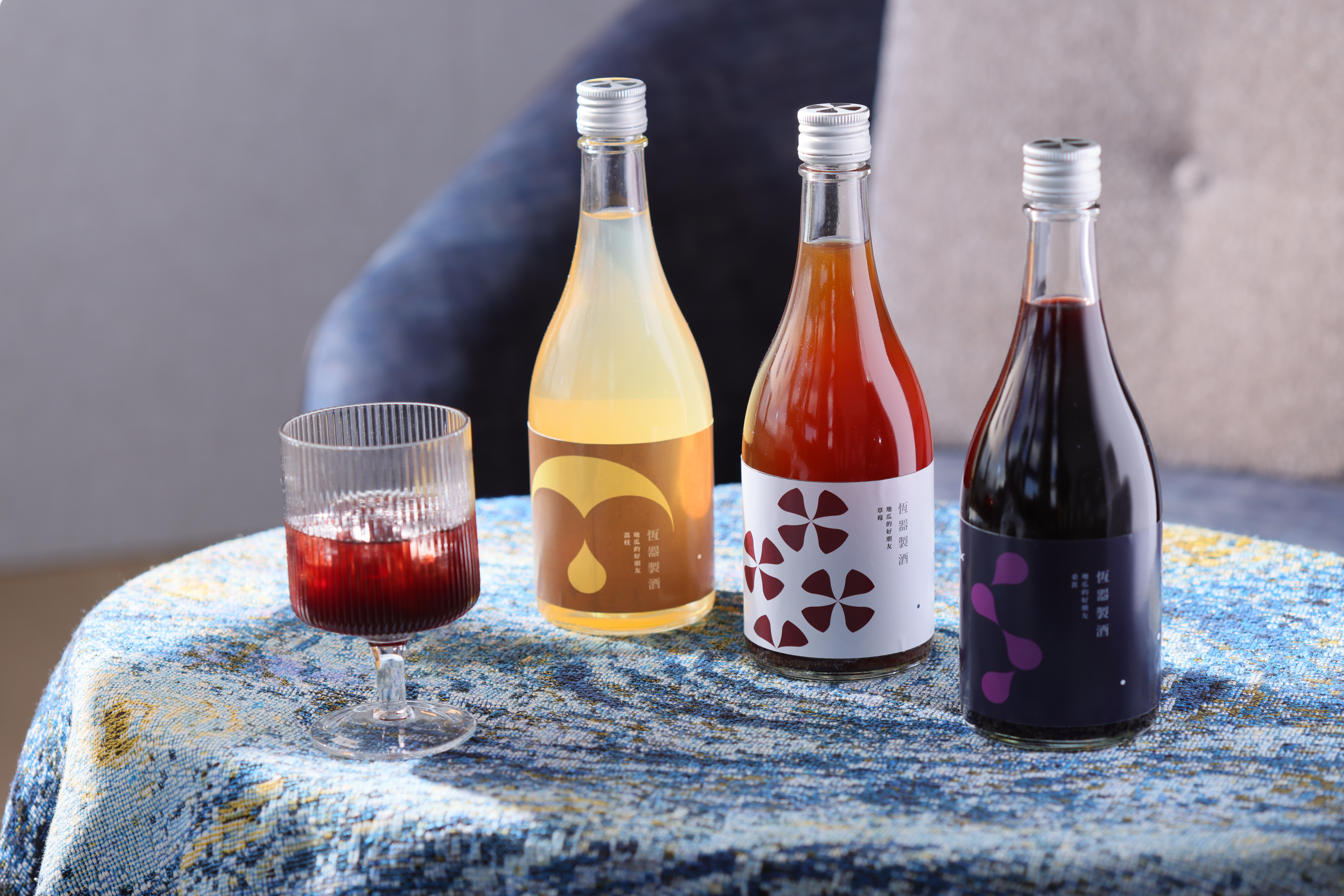 恆器以地瓜燒酎勾兌果實釀造酒的「地瓜的好朋友」系列，主打年輕人市場。（左起依序為「荔枝」「草莓」「桑葚」，皆680元／瓶）