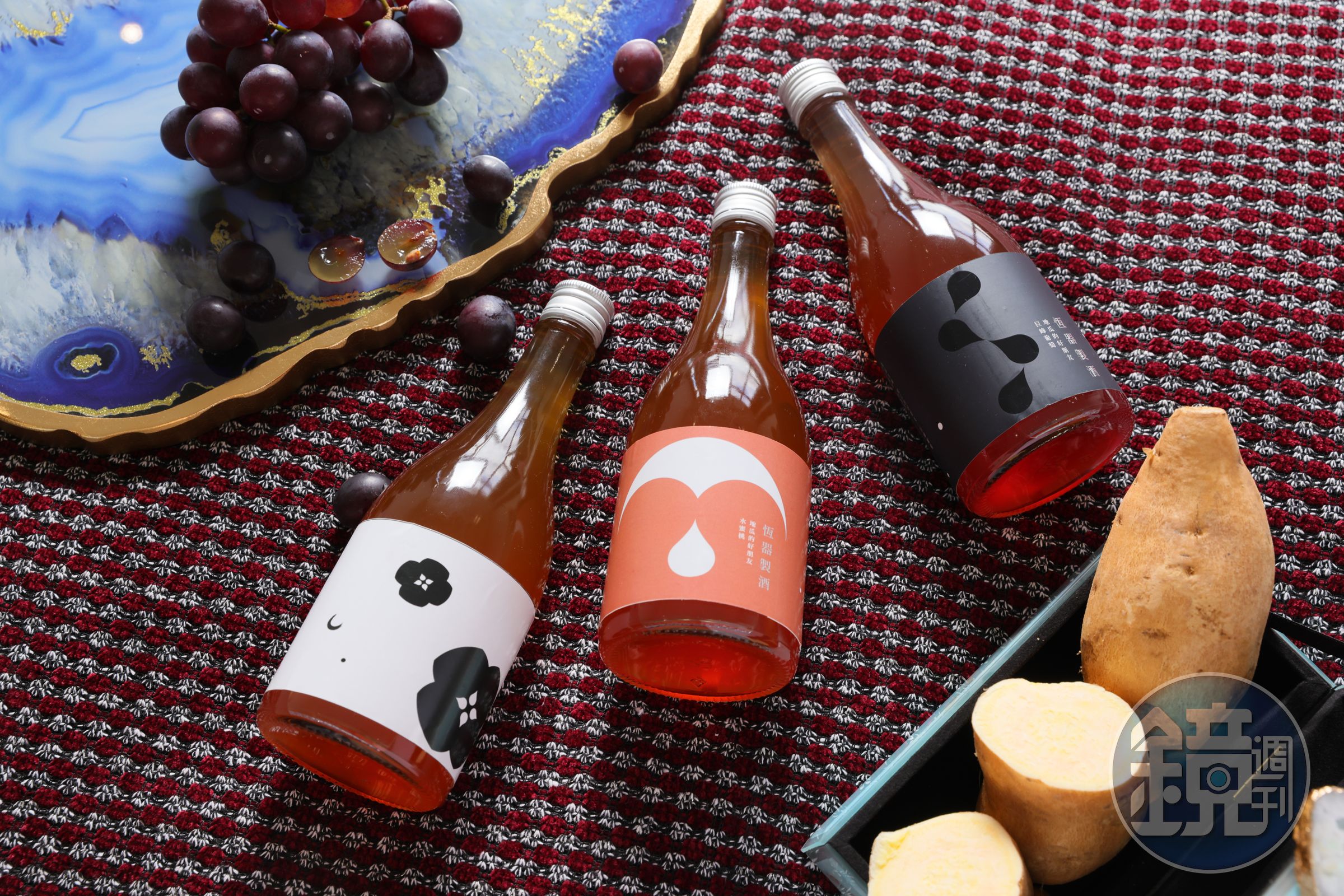 「台灣梅」（左）酸甘清爽，「水蜜桃」（中）果汁感十足，「巨峰葡萄」則保留頭段的完熟葡萄香。（皆680元／瓶）