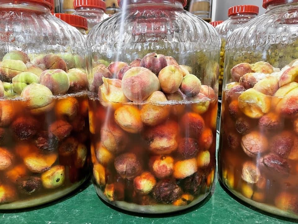 水蜜桃等新鮮水果先加糖釀成酒，再與地瓜燒酒勾兌。（恆器製酒提供）