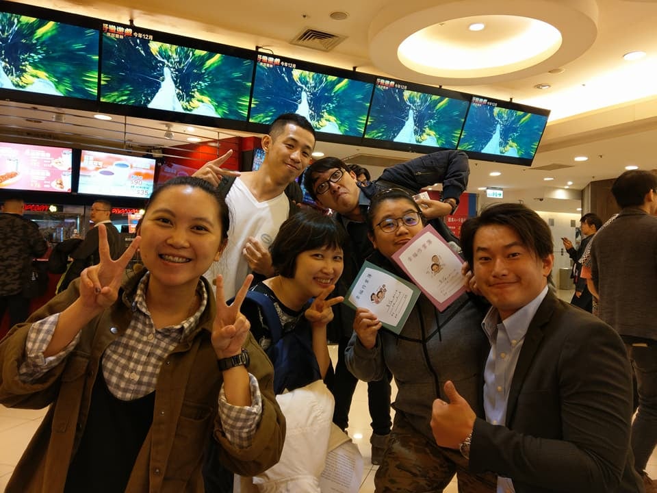 《幸福路上》製片組與導演合影。宋欣穎（中）表示，若沒有陳柏惟（右）和製片組的努力，生了重病的她無法完成這部電影。（翻攝自宋欣穎臉書）