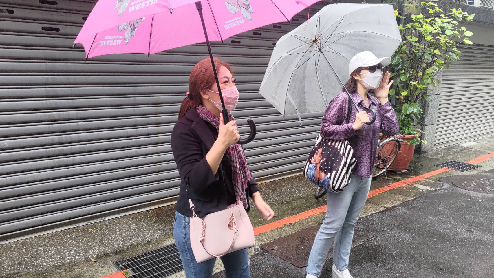 潘女和友人在門口喊話,要求陳文棟出面解決債務。