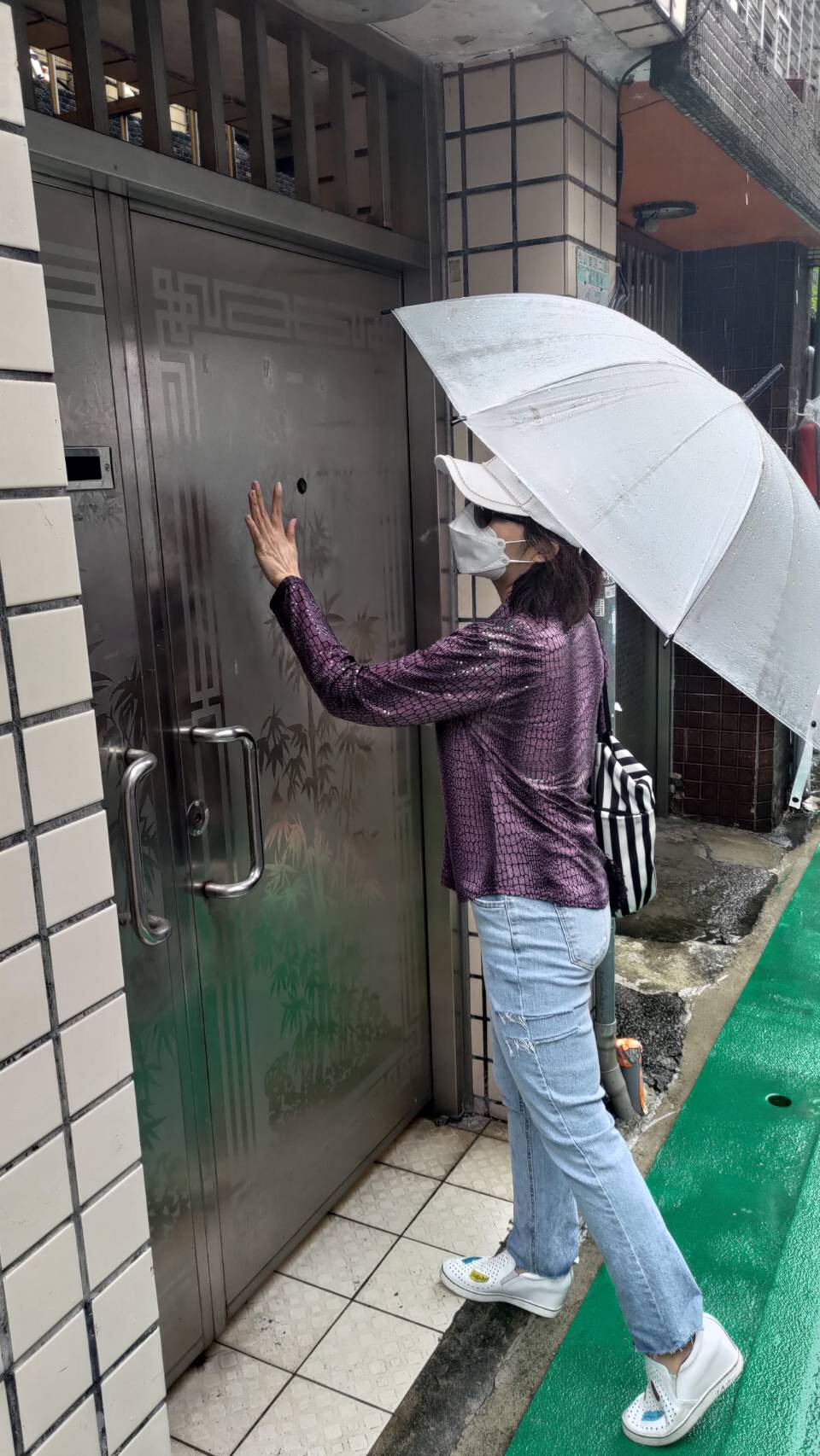 潘女至前檢察總長陳涵家探訪,但仍未獲任何回應。