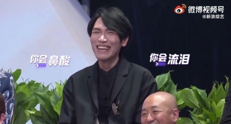 楊宗緯遭諷,只能尷尬苦笑。(翻攝自微博)