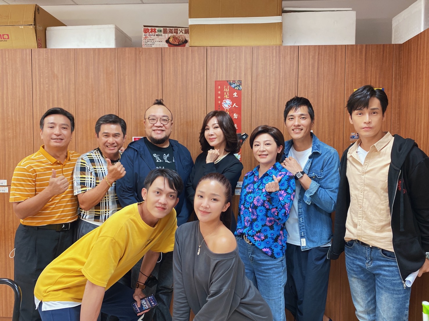 藍正龍(後排右2)和王彩樺(後排右3)在電影《雞排英雄》就培養出革命情感。(民視提供)
