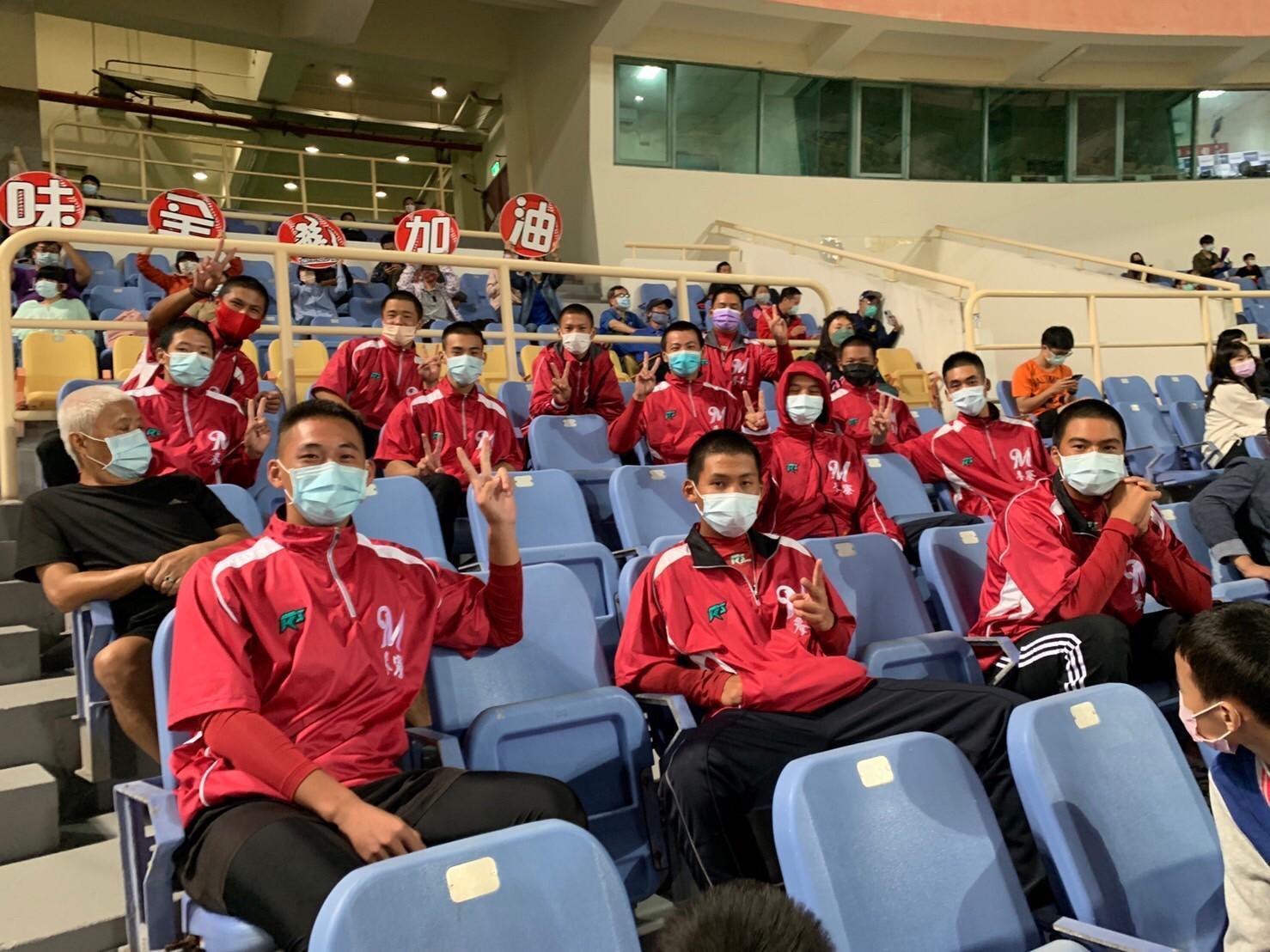 （下方）為麥寮高中棒球隊（上方）為喜樂小兒麻痺關懷協會自製加油道具幫味全龍加油。（頂新和德文教基金會提供）