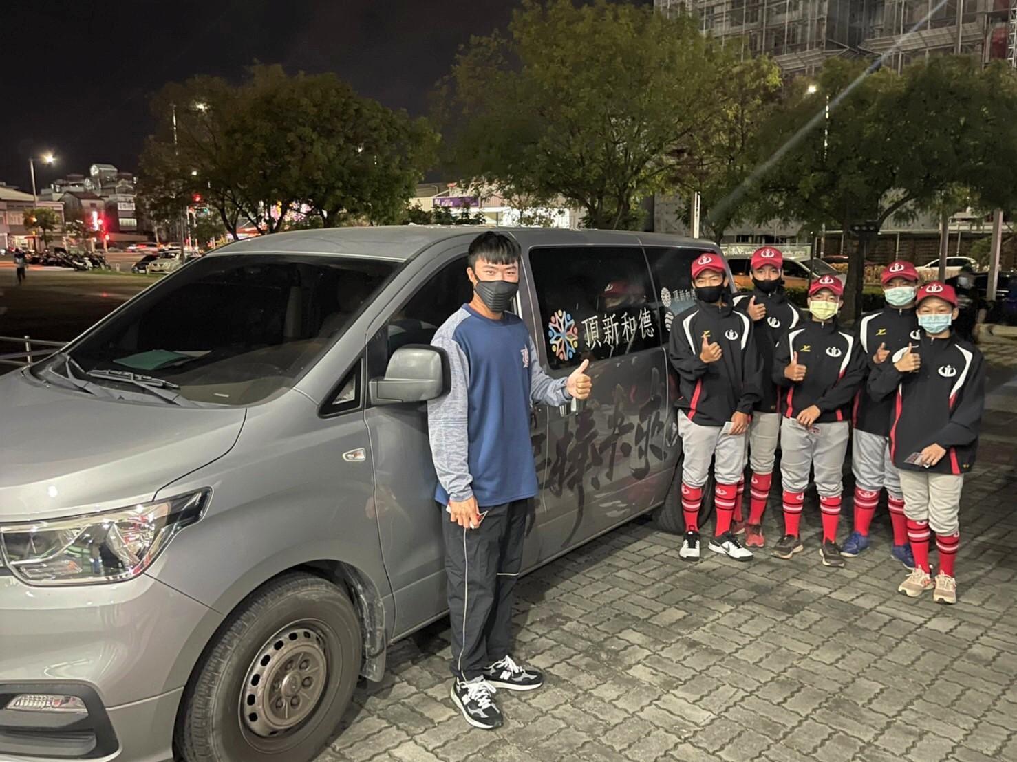 由頂新和德文教基金會長期支持捐贈設備的永靖國中棒球隊到場觀賽。（頂新和德文教基金會提供）